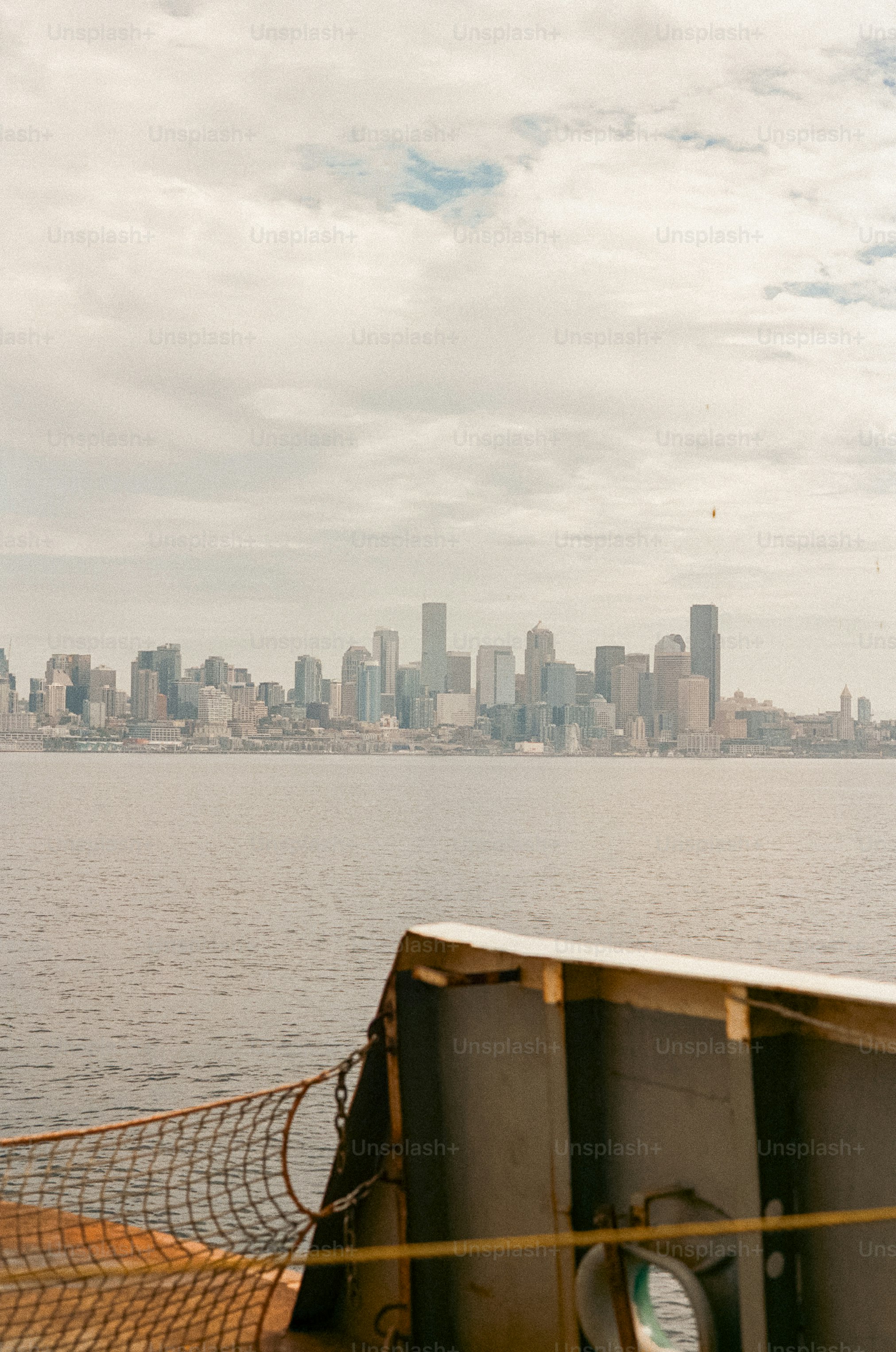 Horizonte de la ciudad visto desde el agua en un día nublado.