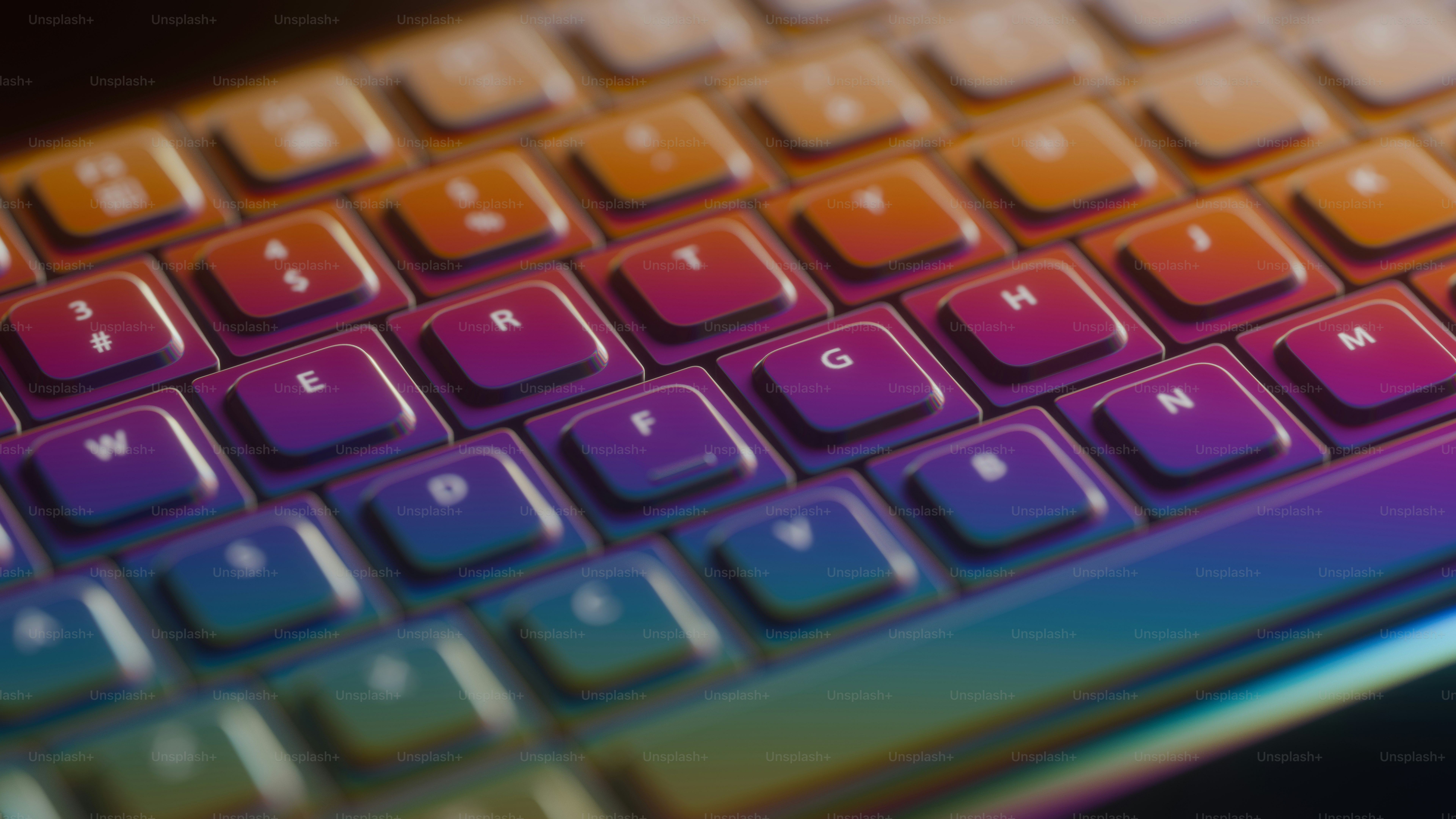 Vista en primer plano de un teclado con los colores del arco iris.