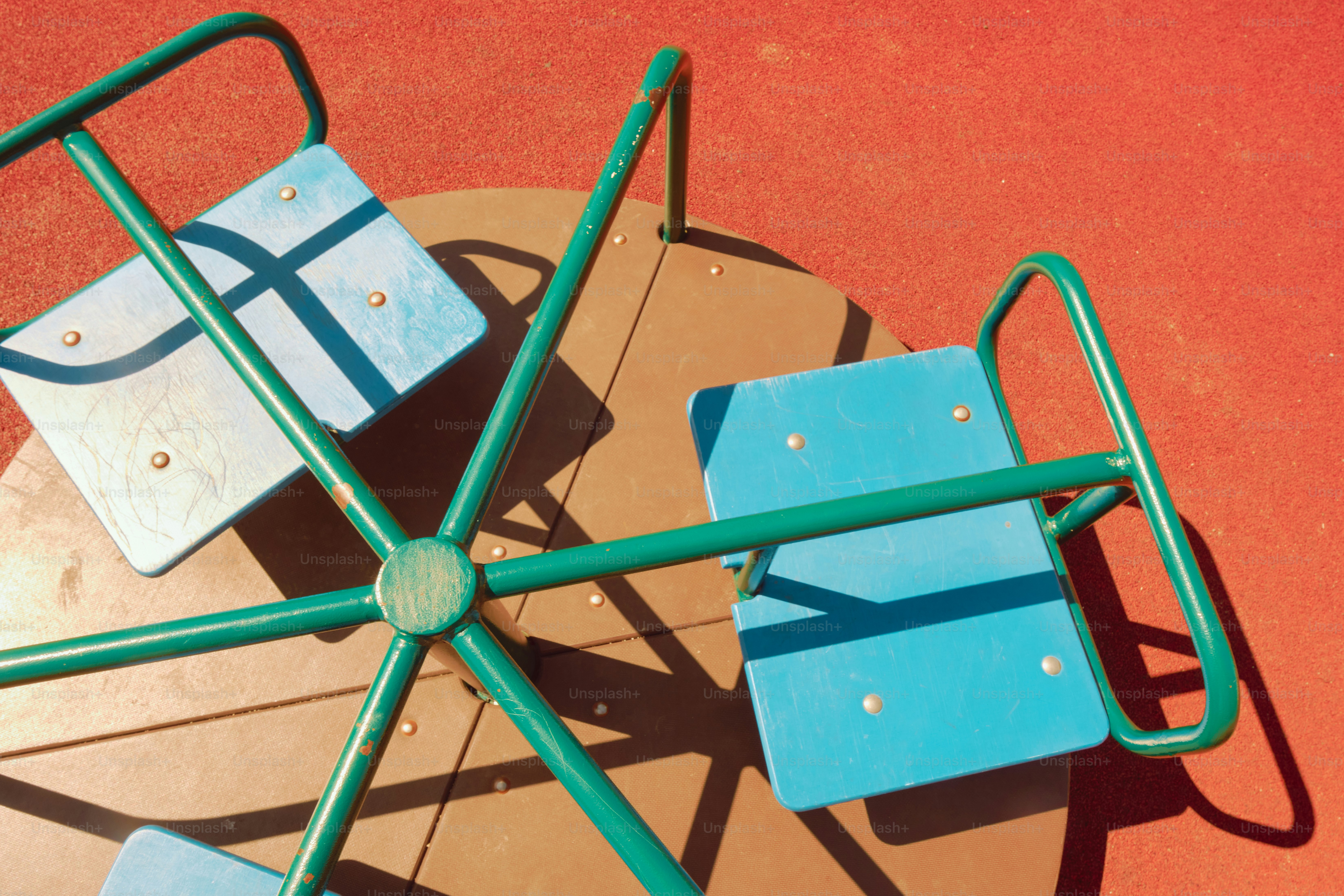 Zu sehen ist ein Karussell auf dem Spielplatz.