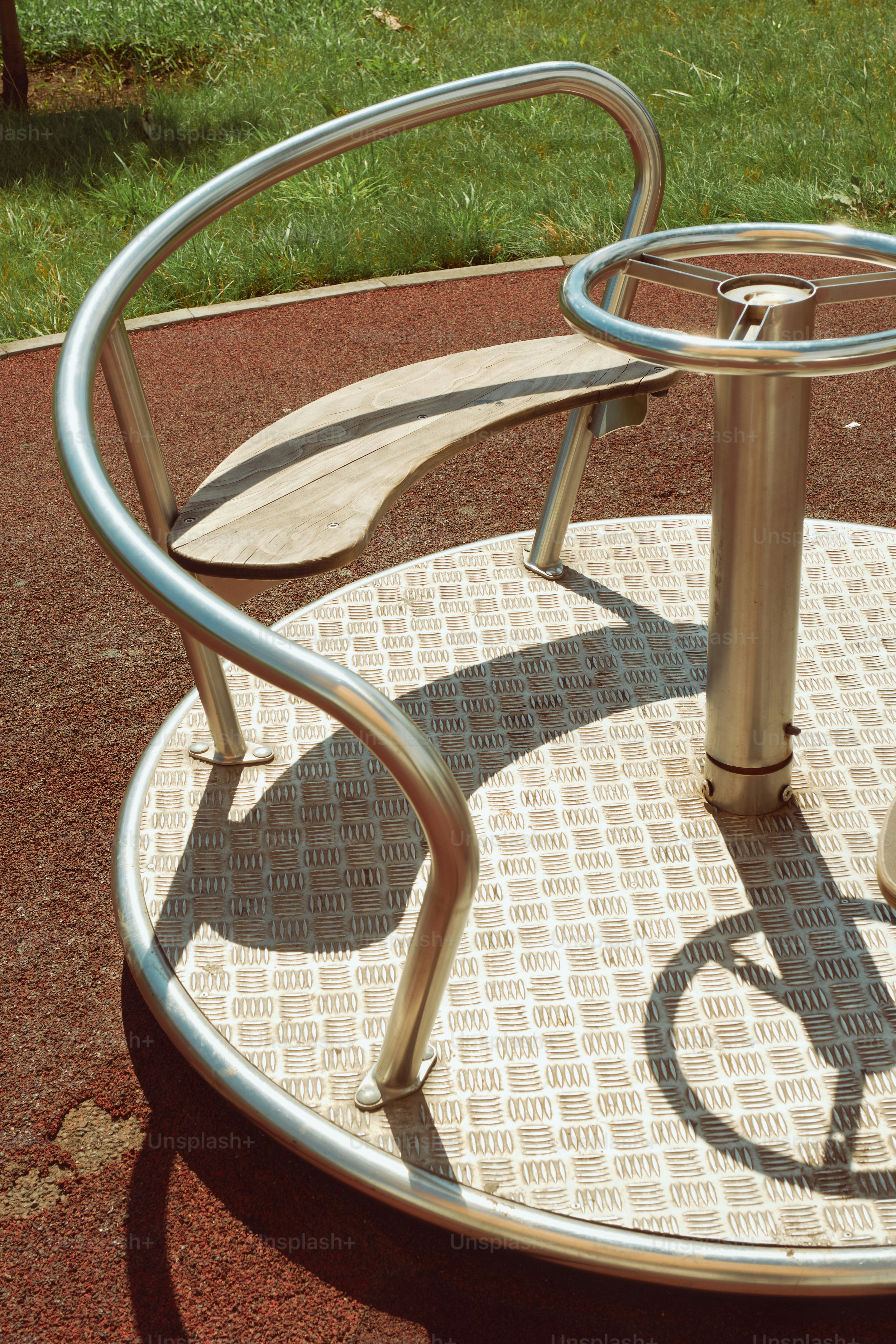 Un manège est prêt à accueillir les enfants.