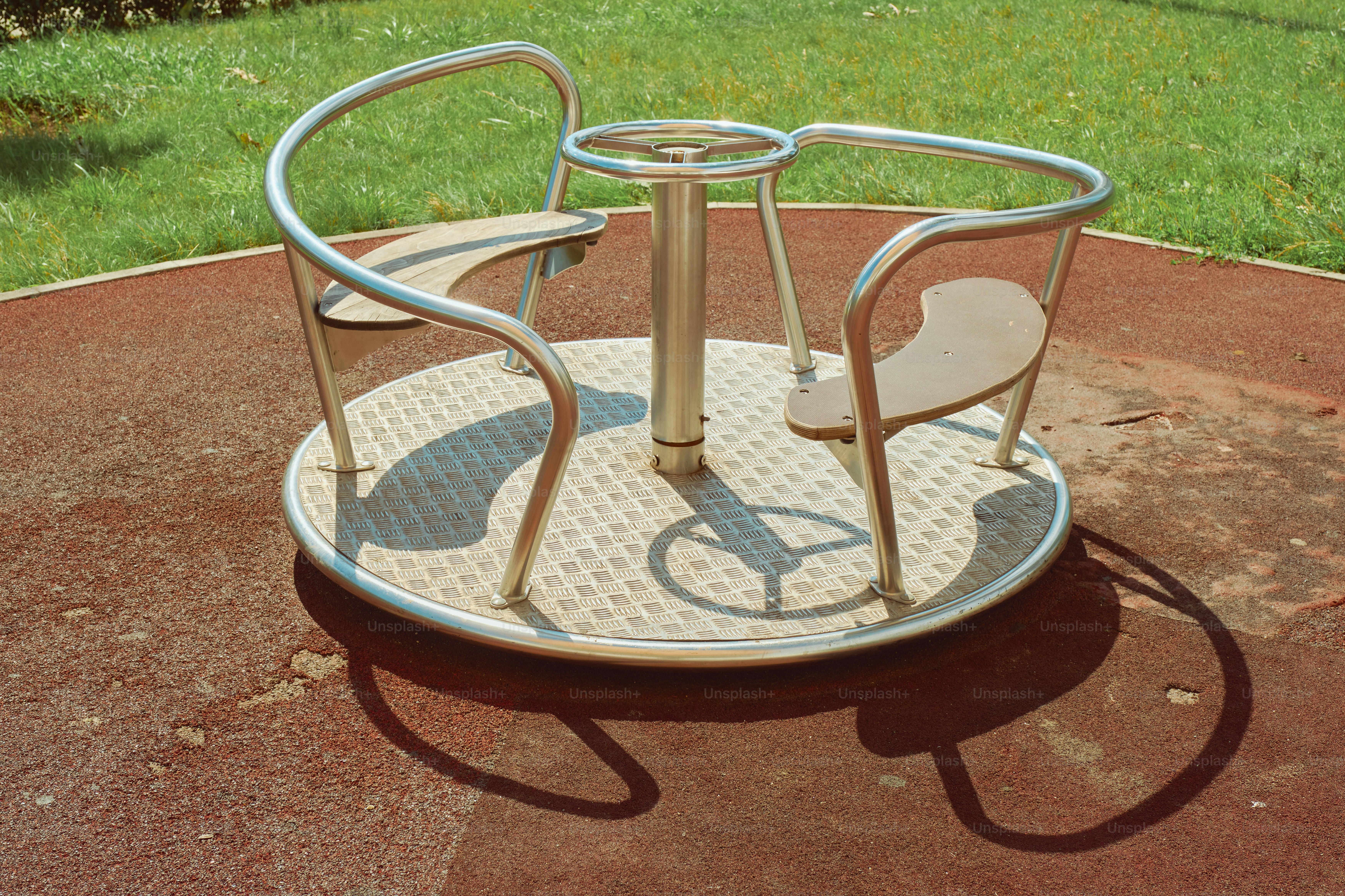 Ein Karussell steht auf einem Spielplatz.