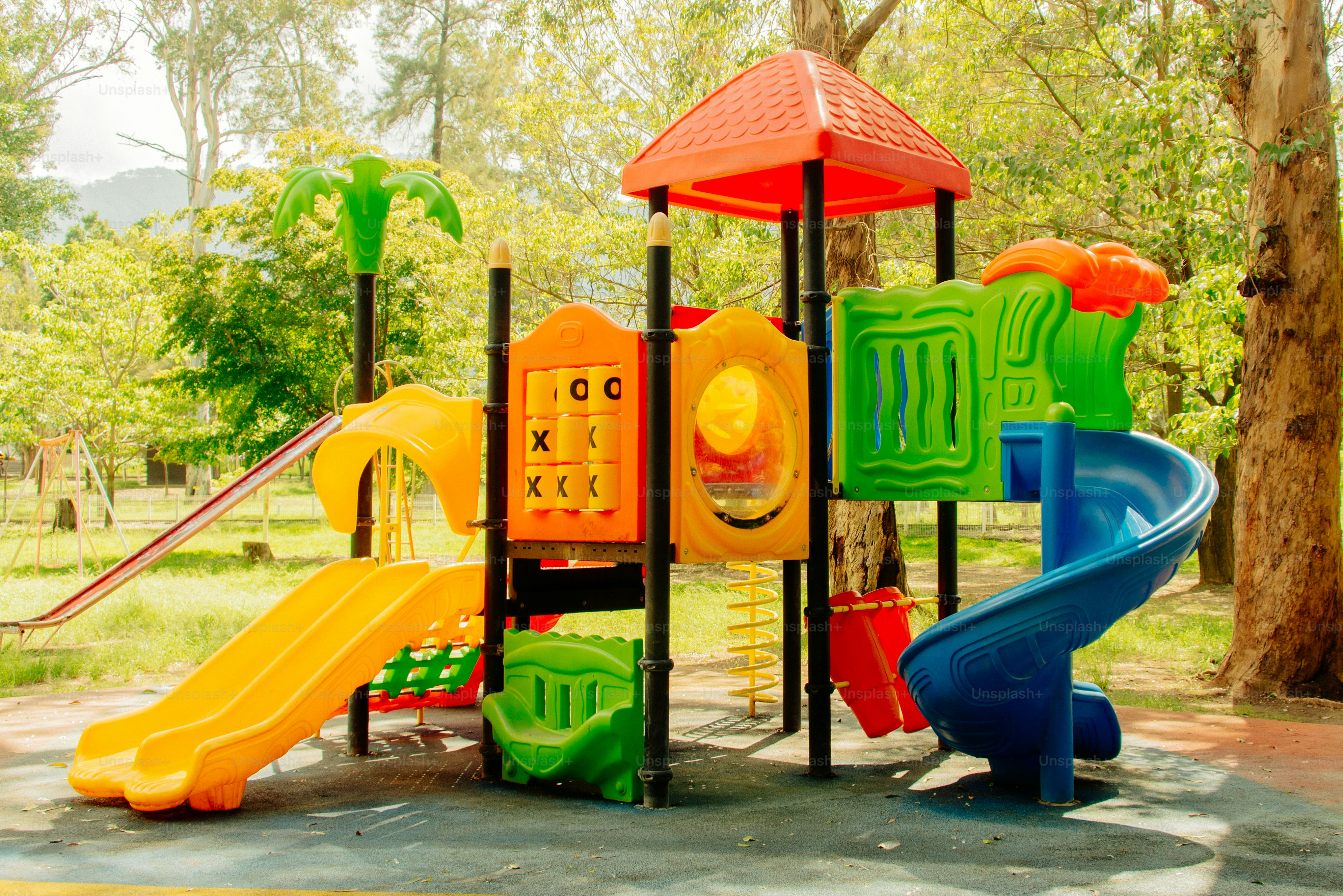 Taman bermain warna-warni yang didirikan di taman.