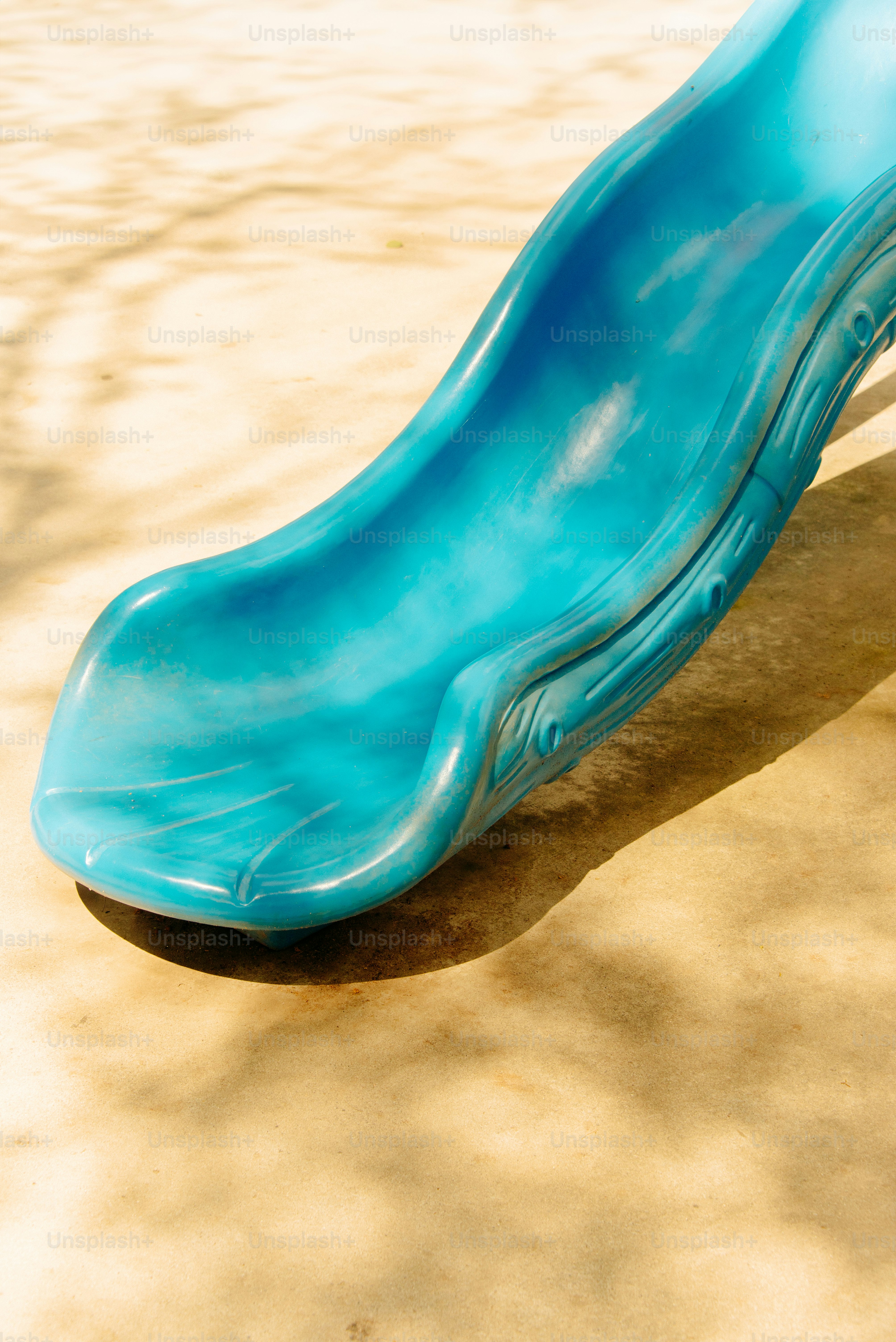 A blue slide on a playground. photo – Park Image on Unsplash