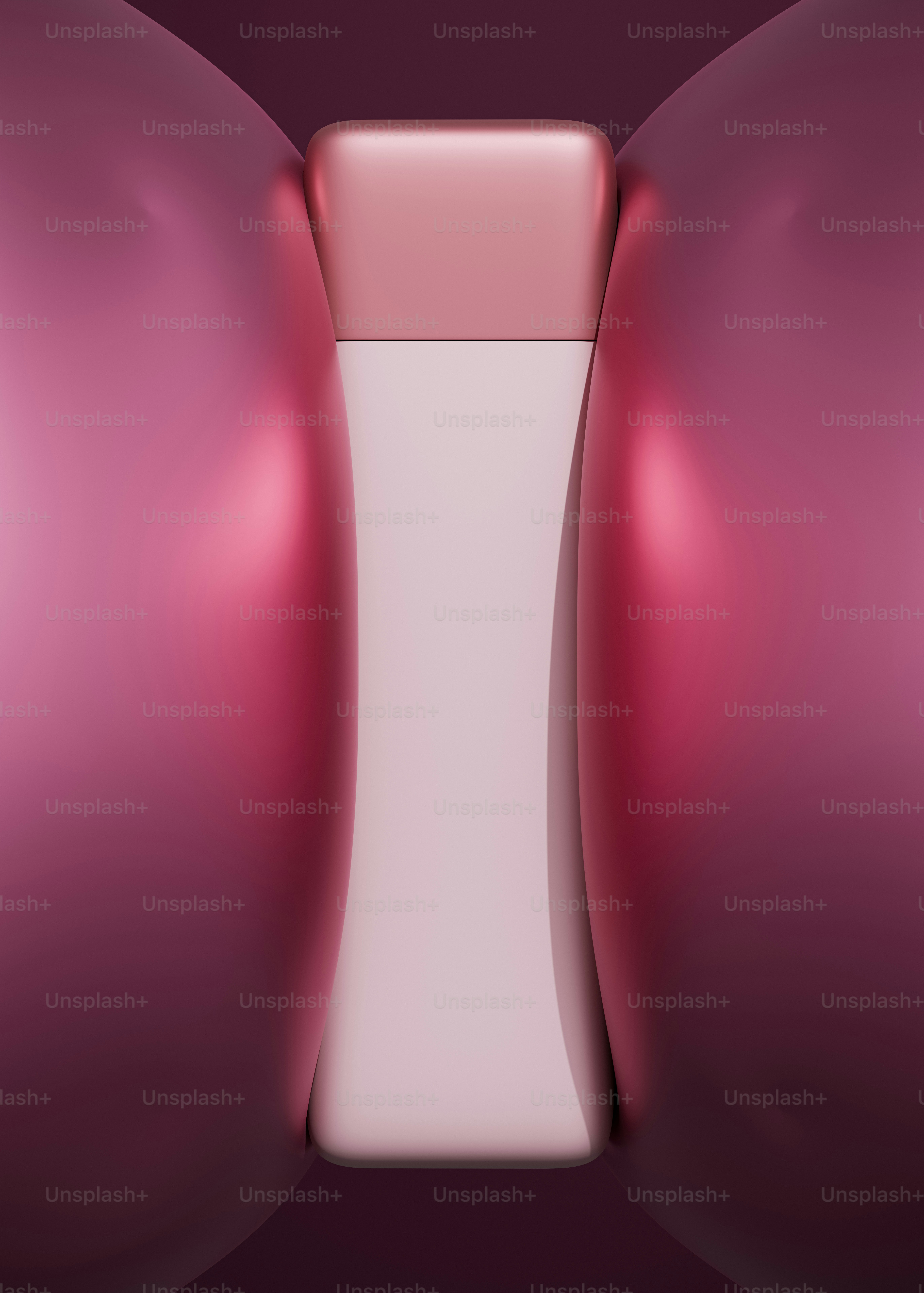 Une bouteille est centrée entre deux sphères roses.