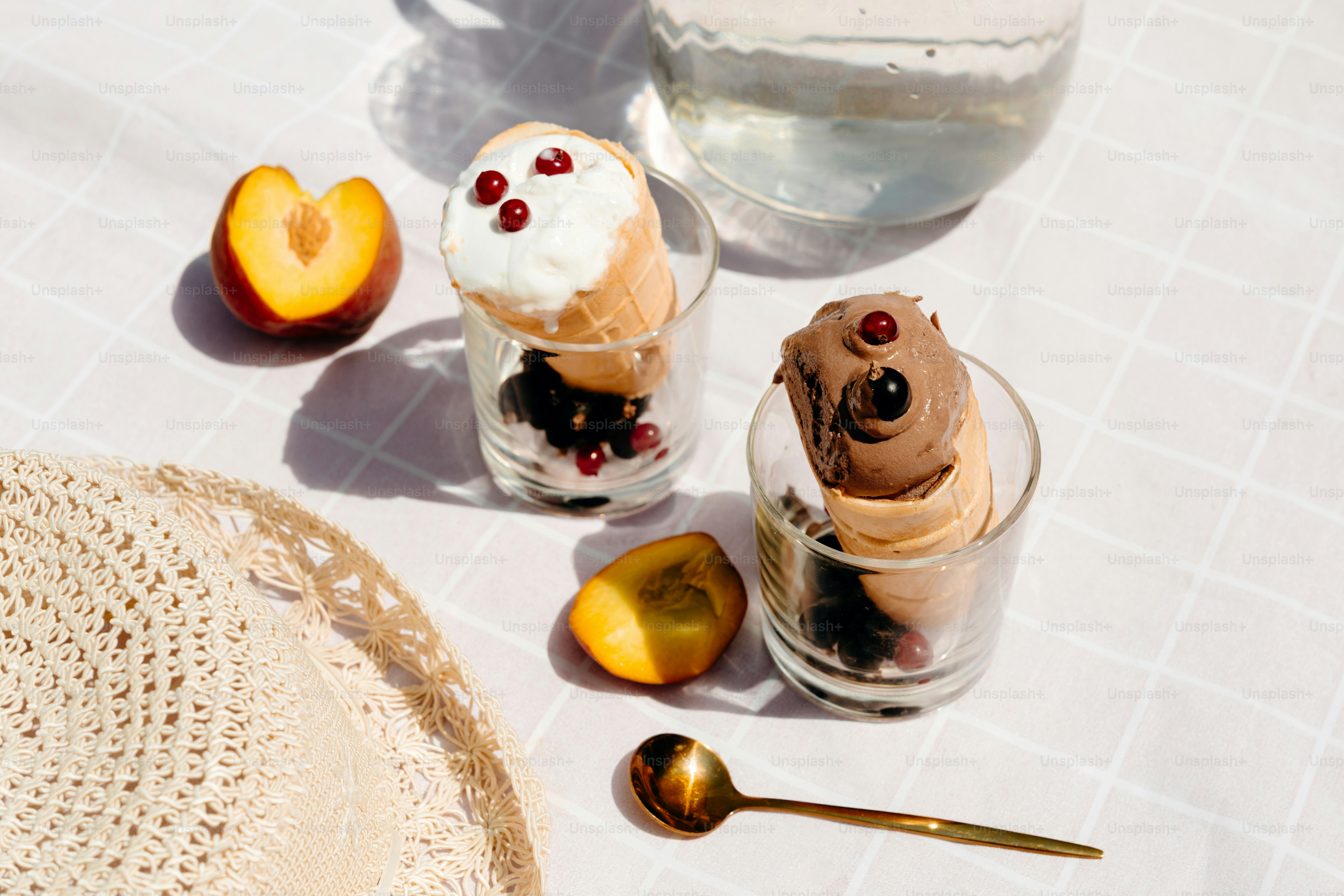 Coni gelato, frutta e un cucchiaio d'oro.