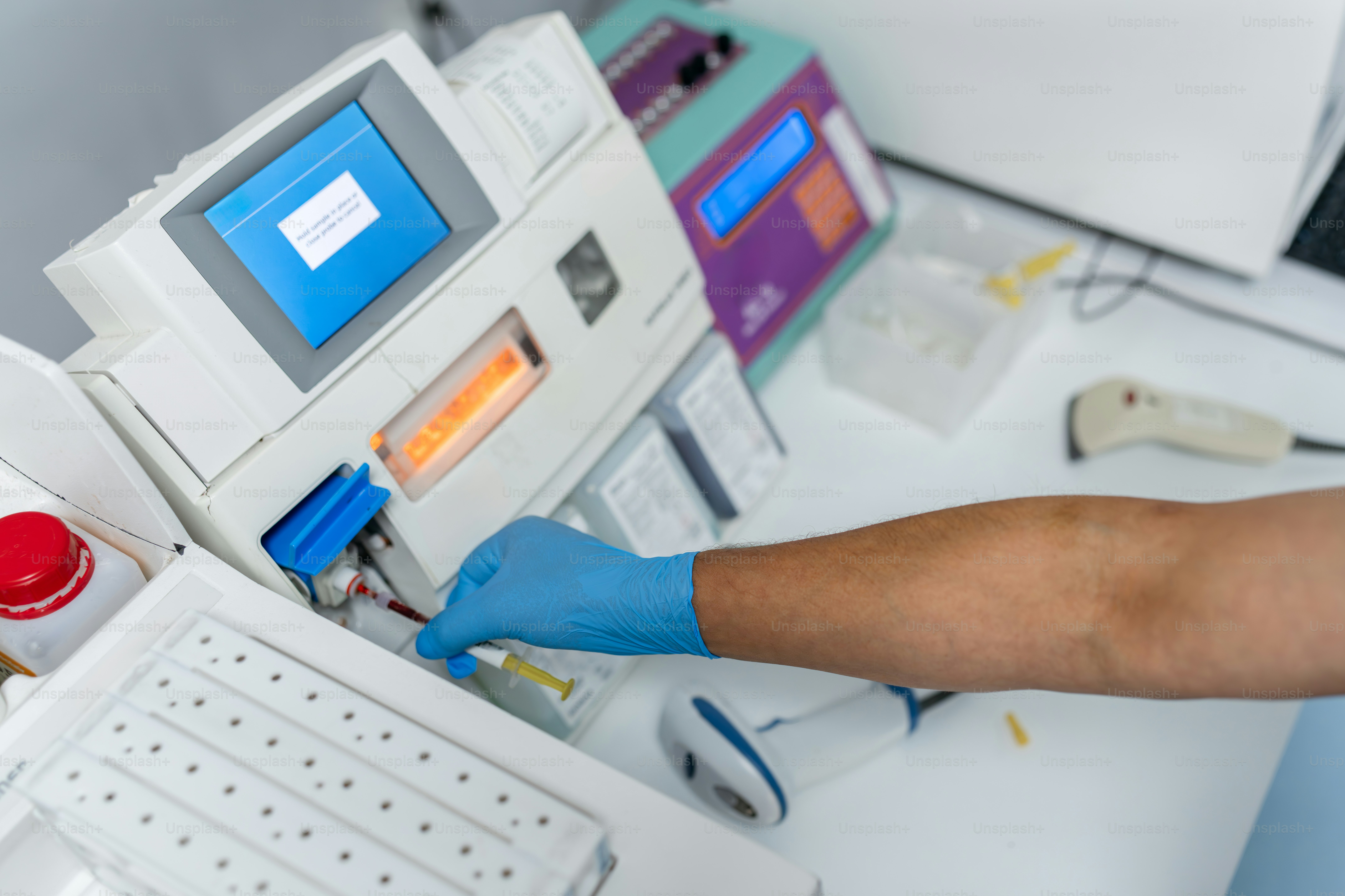 의료 종사자가 실험실 장비로 작업합니다.