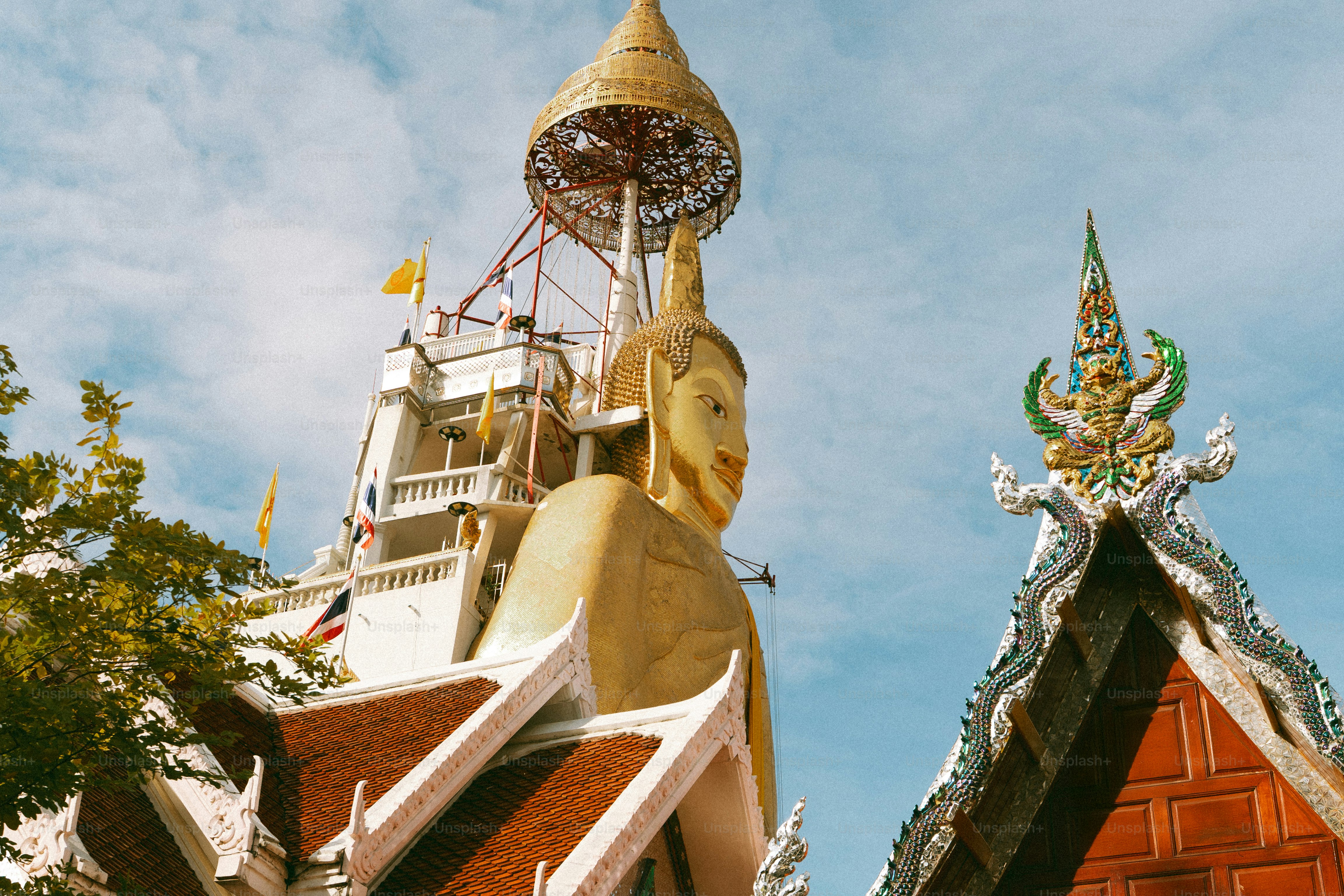 Une statue de Bouddha dorée domine le temple.
