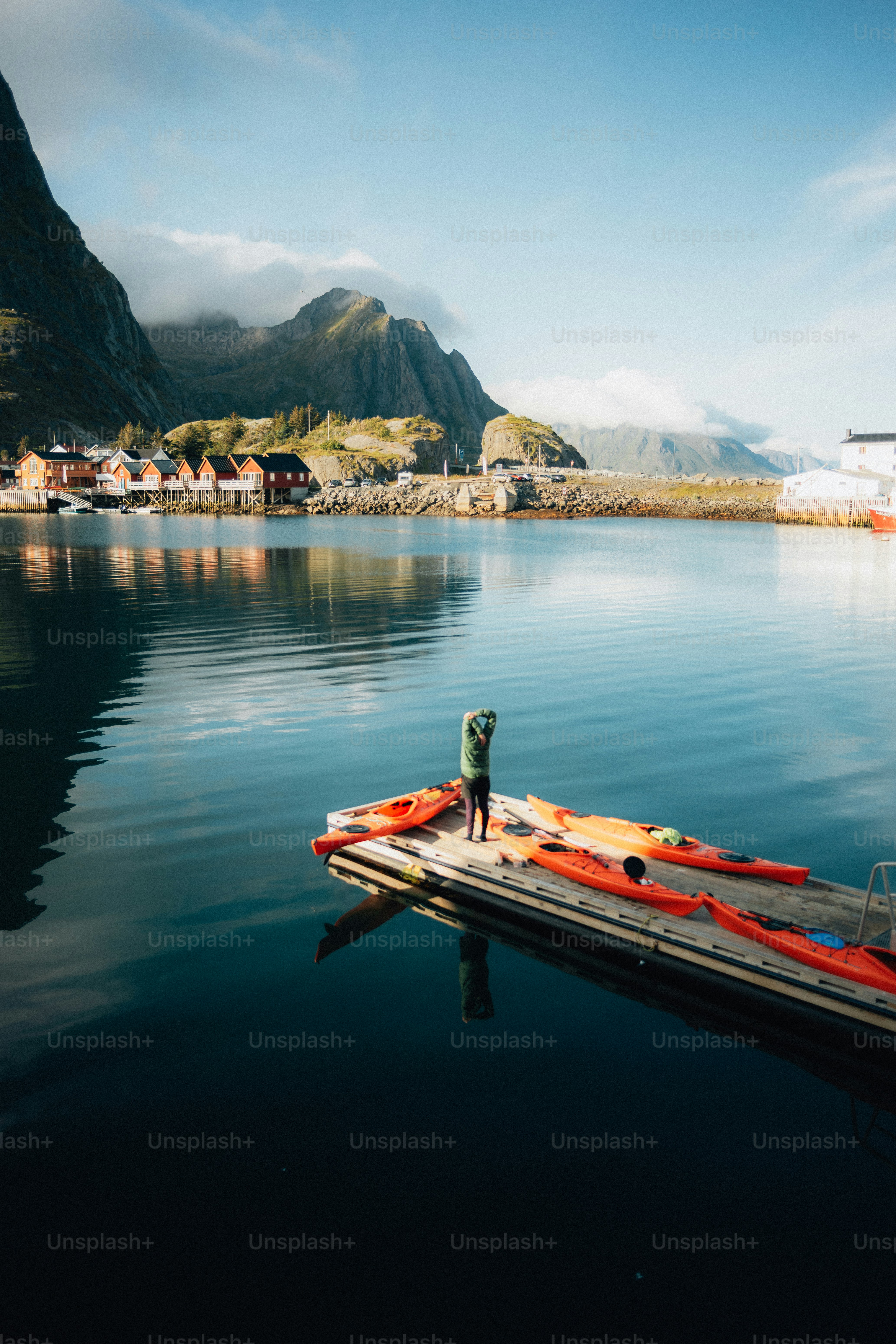 Kajaks befinden sich auf einem Dock mit malerischem Blick auf die Küste.