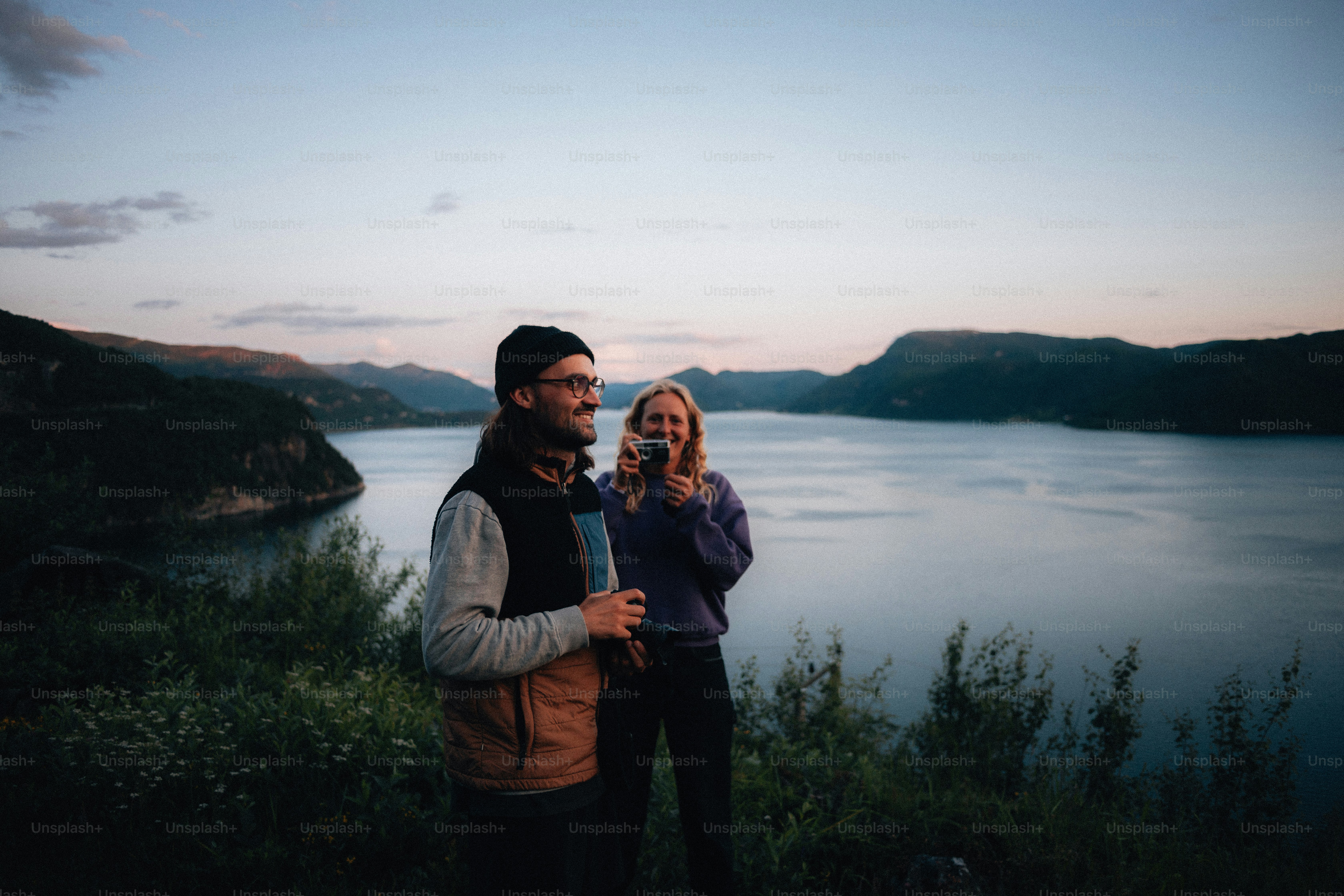 Paar genießt eine Aussicht in der Nähe eines Sees.