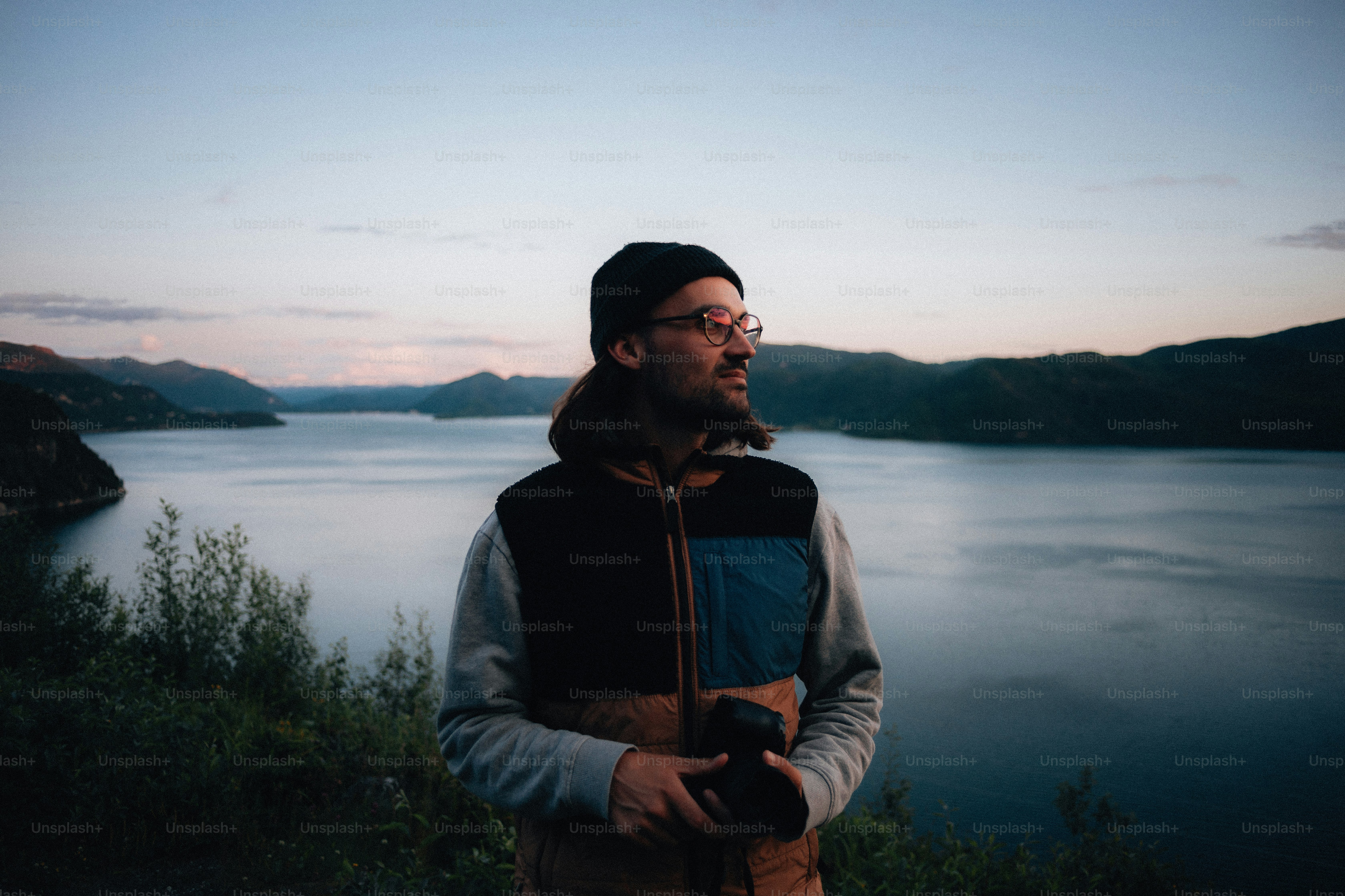 Der Mann genießt einen malerischen Blick auf den See.