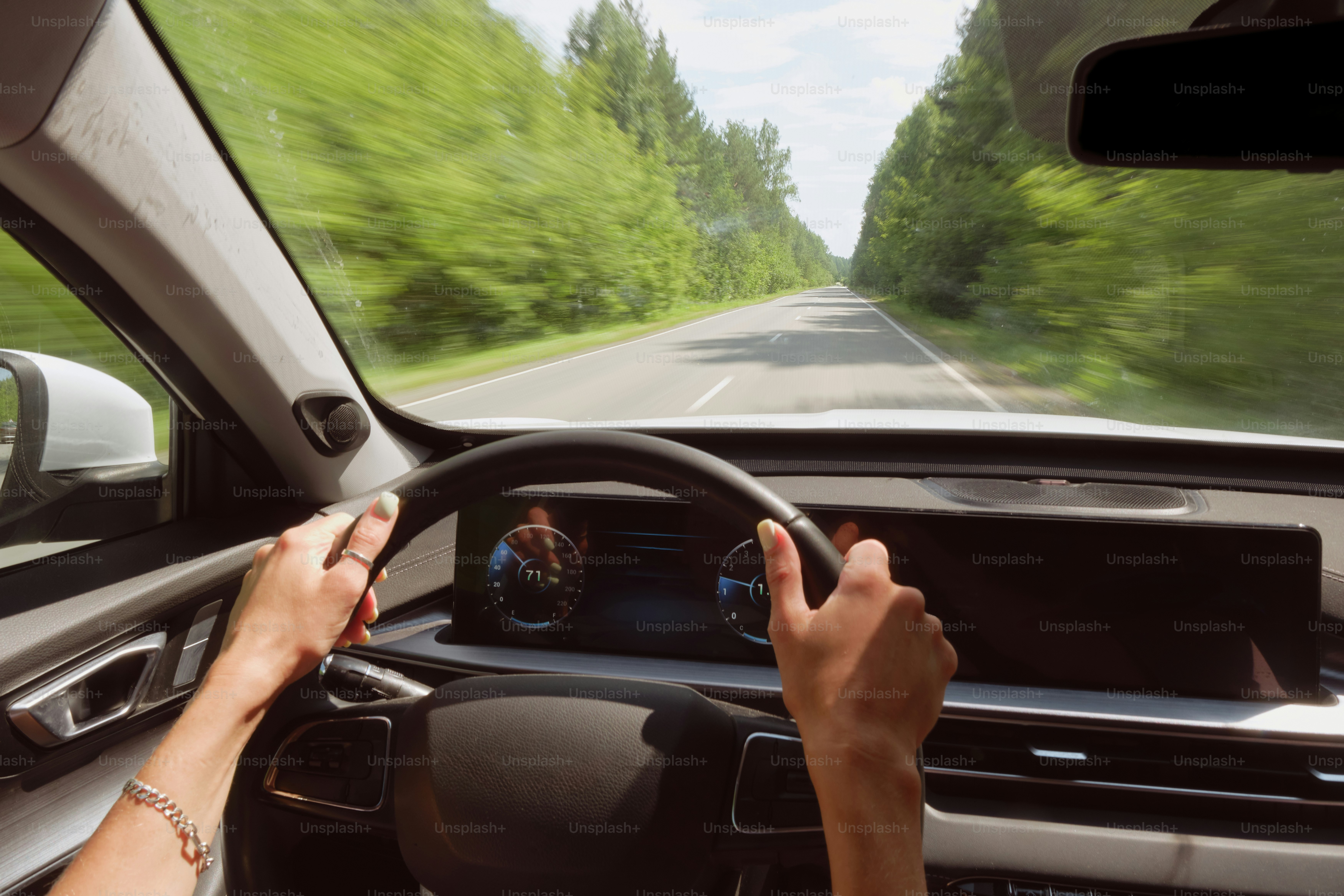 Driving a car on a scenic road. photo – Outdoor Image on Unsplash