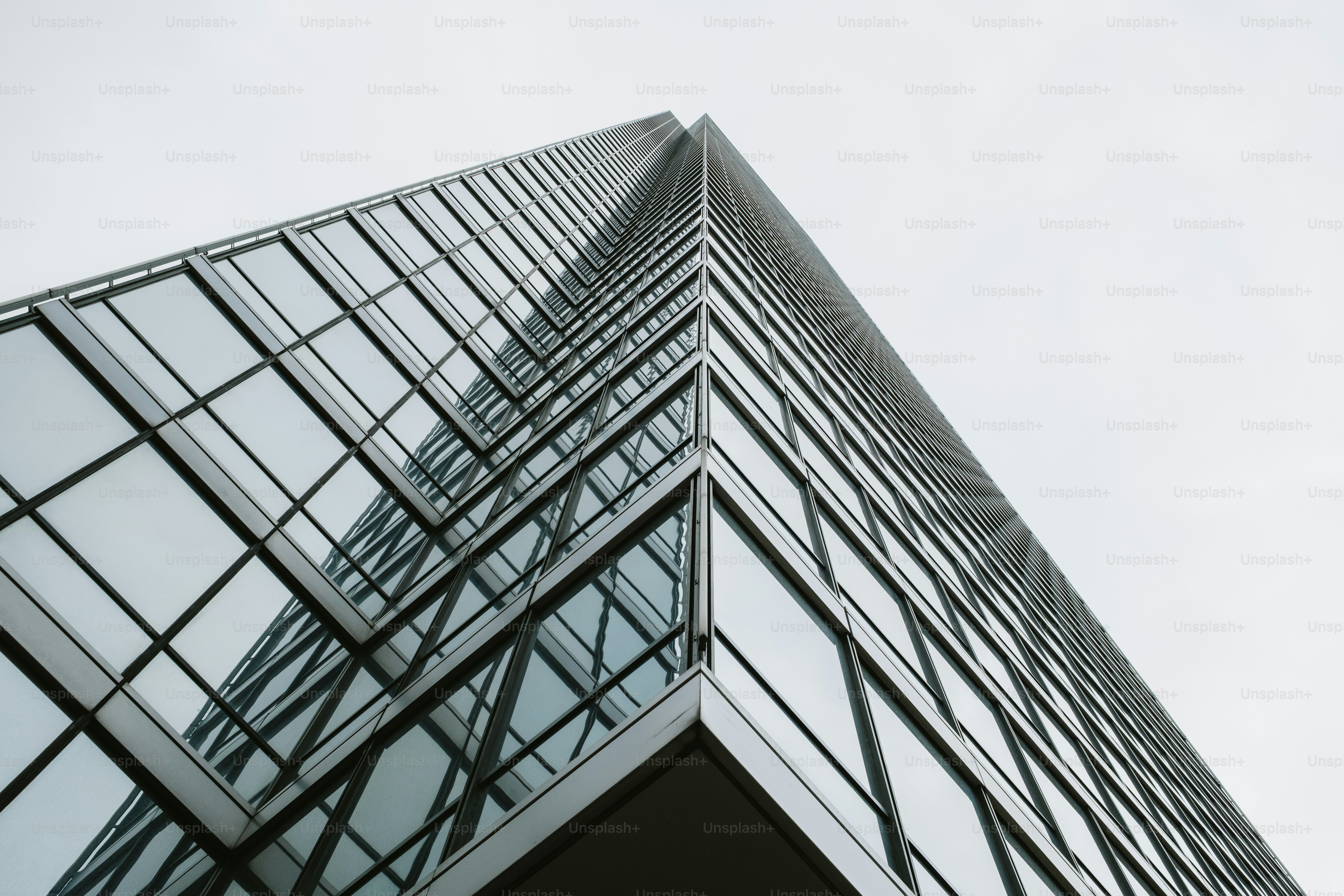 Le coin d’un gratte-ciel vu d’un contre-plongée.