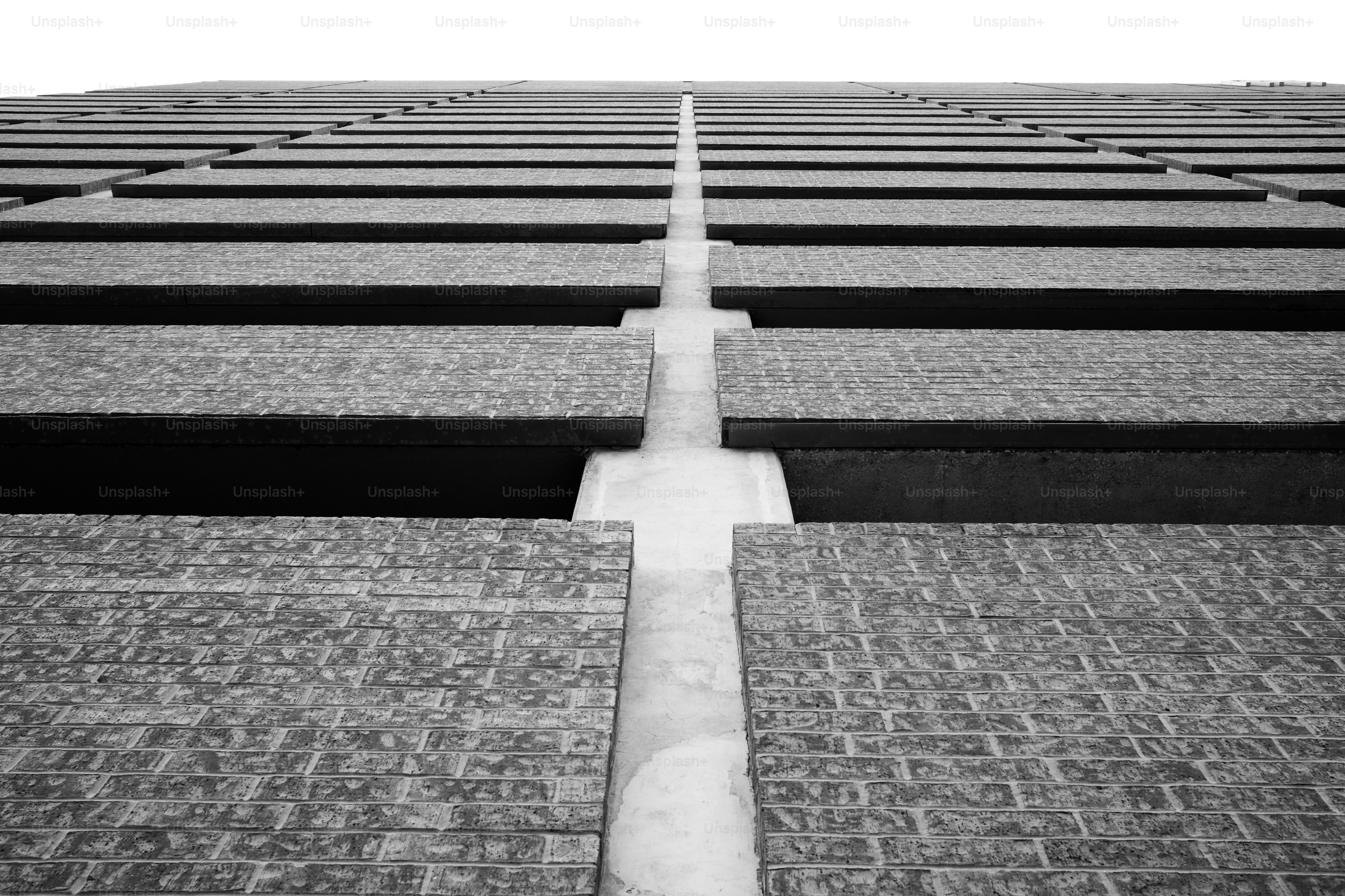 Une vue vers le haut de la façade d’un bâtiment moderne.