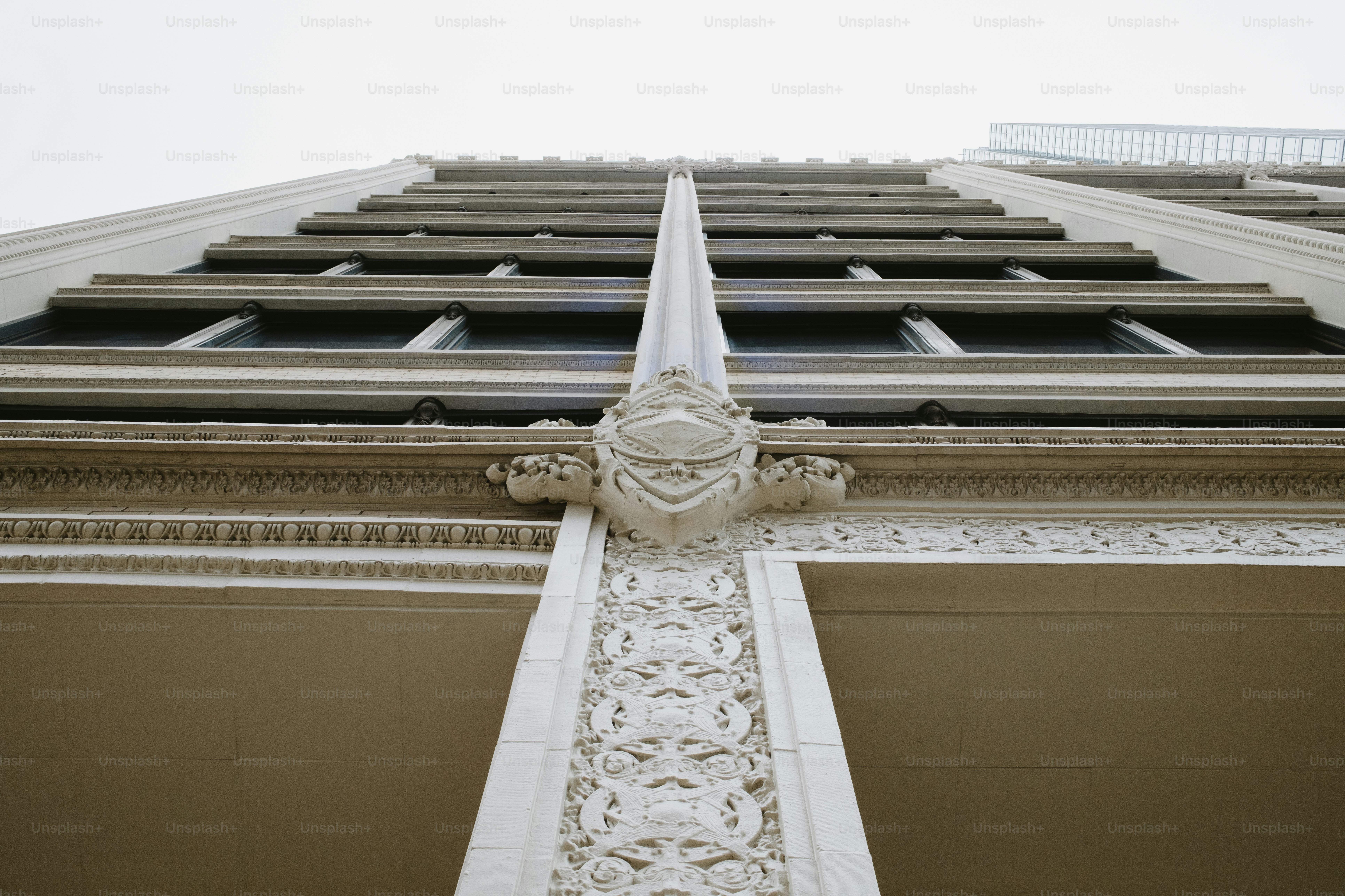 Mirando hacia arriba a un edificio ornamentado y arquitectónico.
