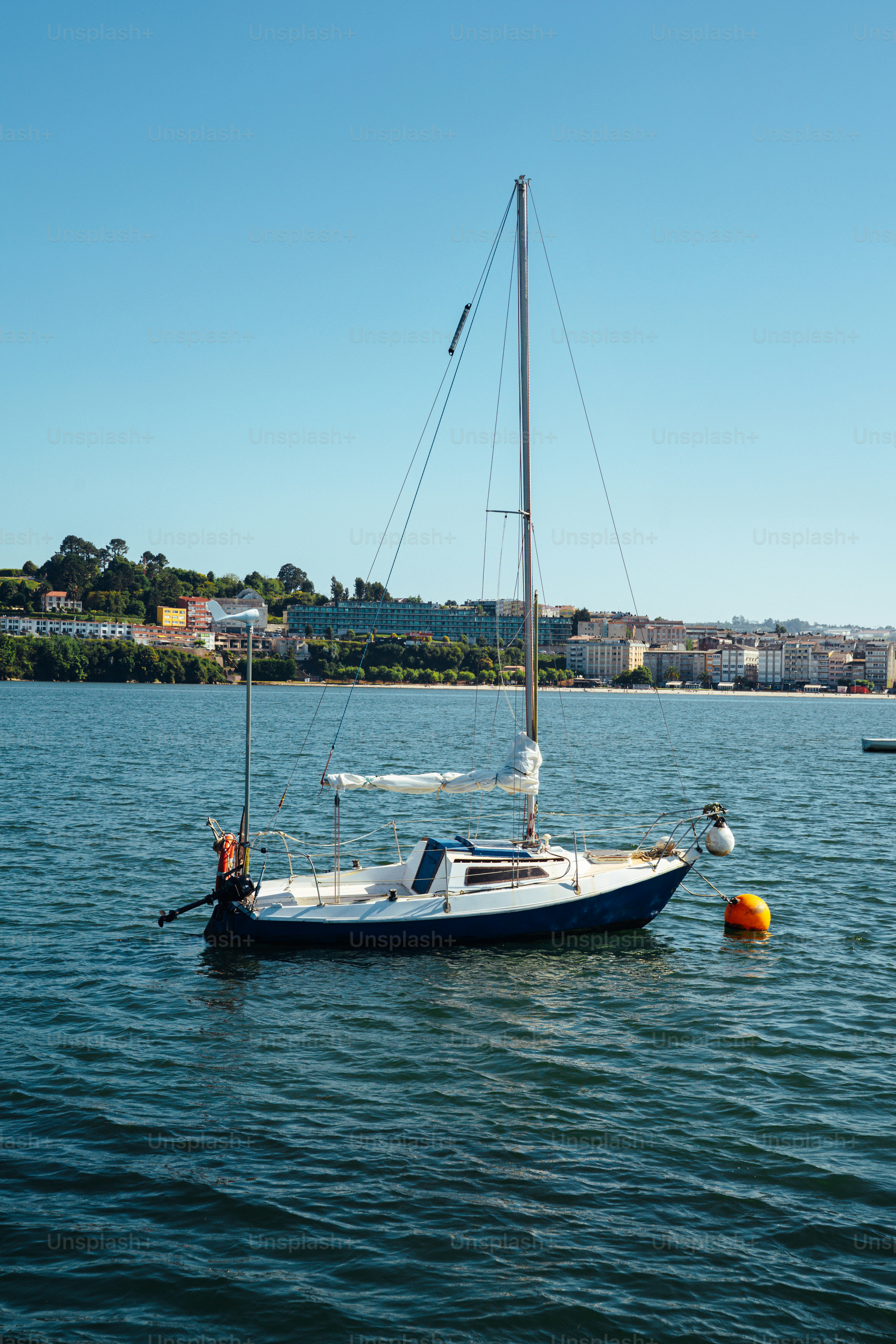 Un voilier flotte dans des eaux calmes par une journée ensoleillée.