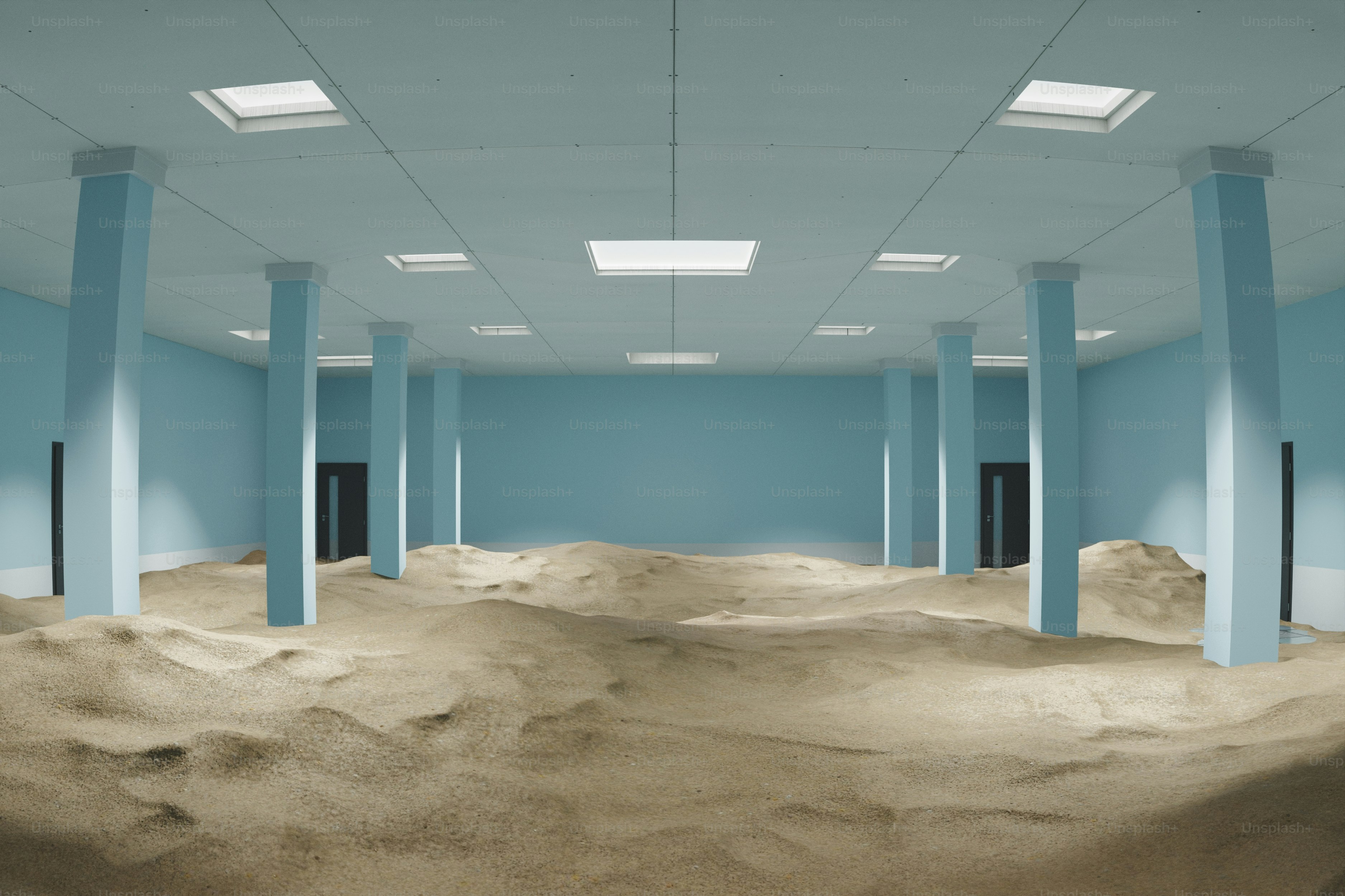 La arena llena de pilares una habitación espaciosa y vacía.