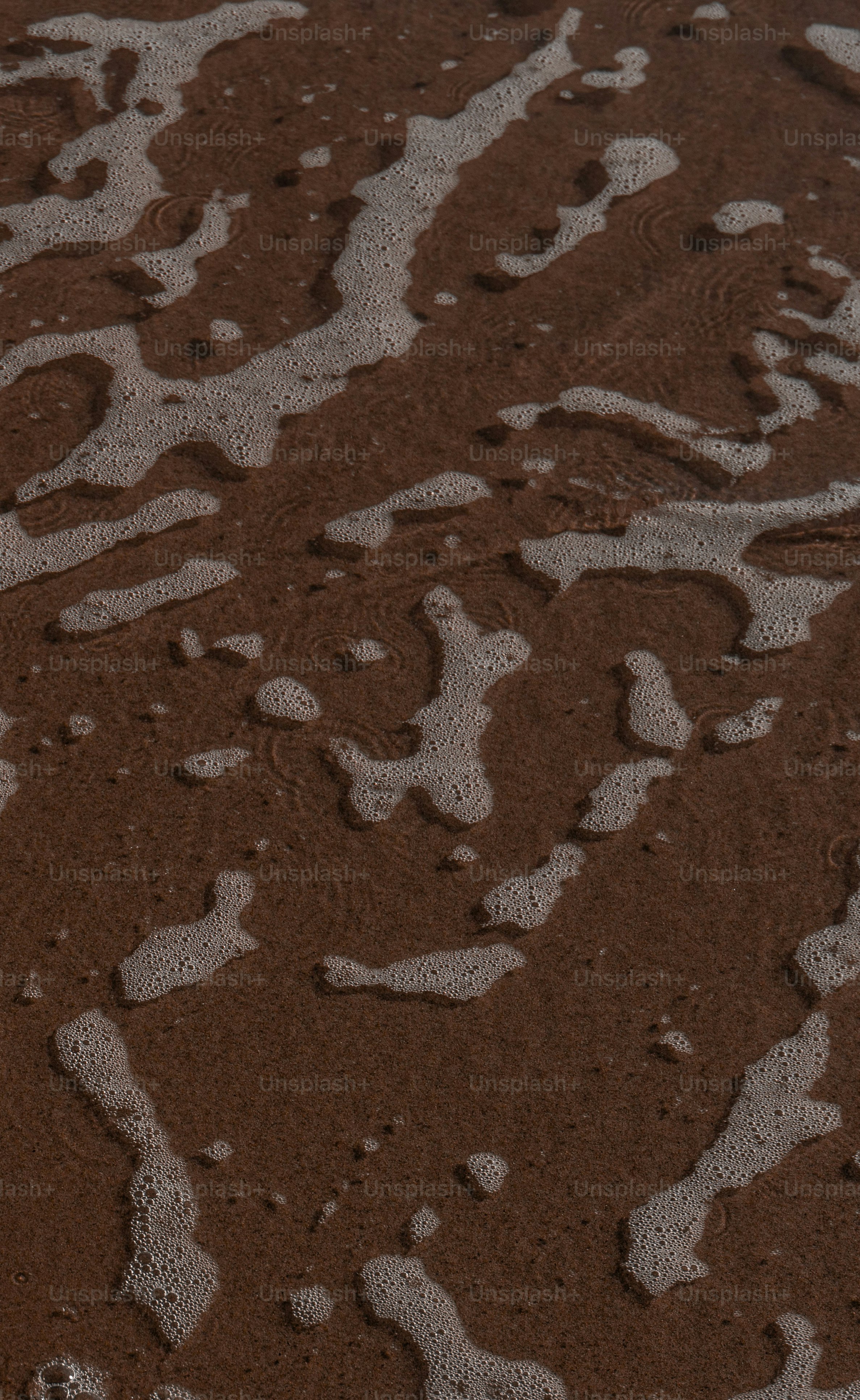 Wellen schwappen sanft an den Sand am Strand.