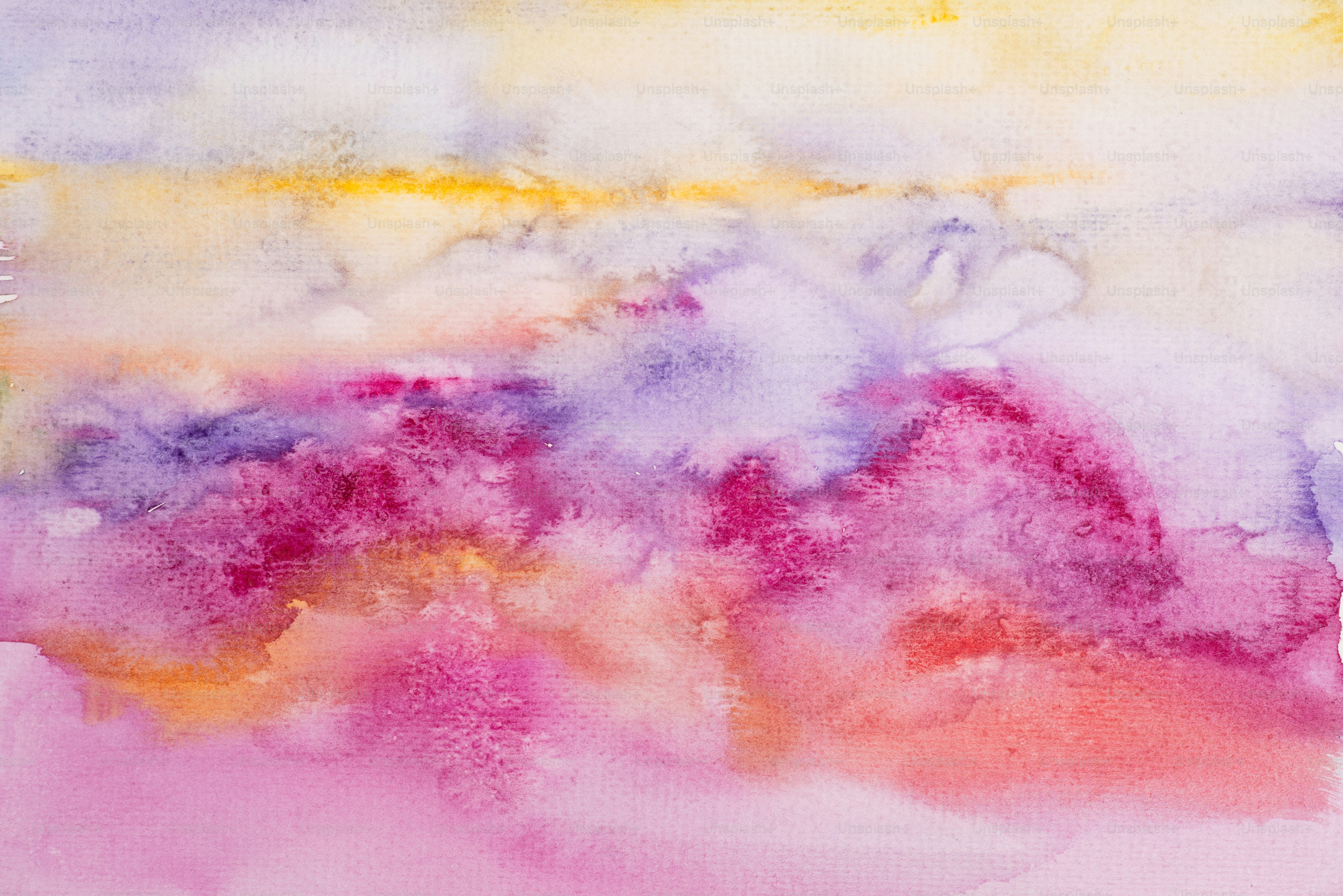 Aquarellfarben in Rosa, Lila und Gelb erzeugen eine abstrakte Ansicht.