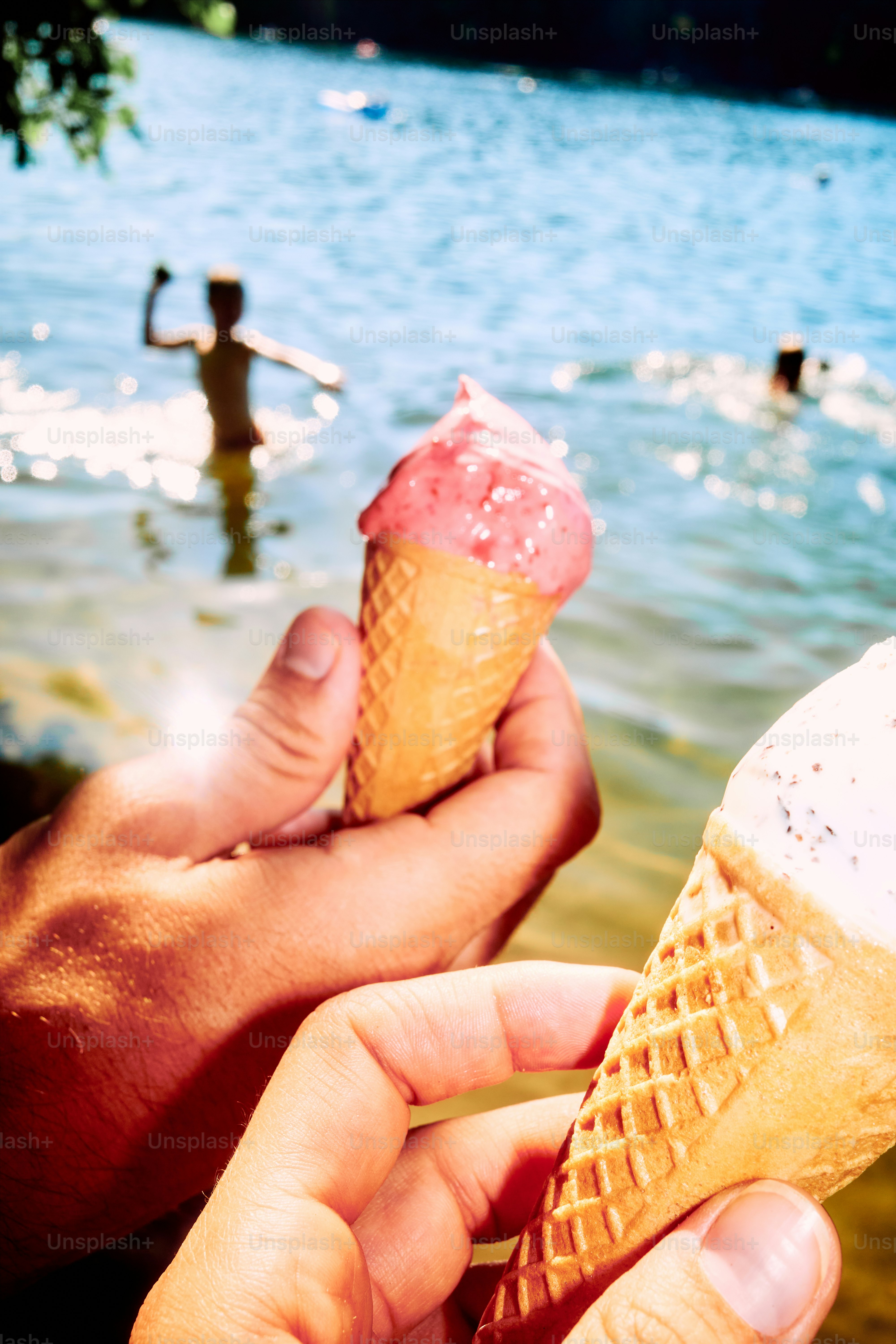 An einem sonnigen Tag ein Eis am Wasser genießen.