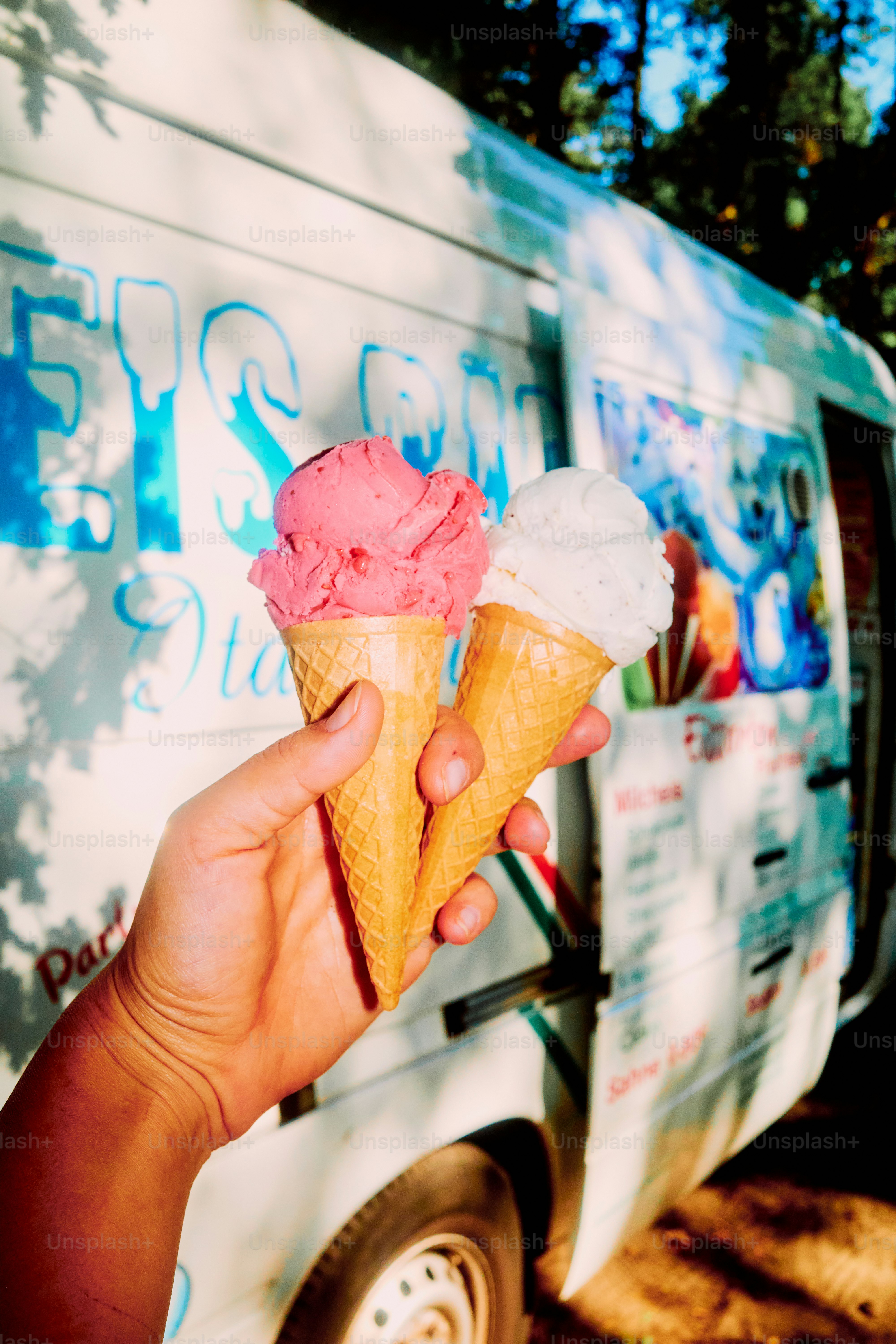 Jemand hält zwei Eiswaffeln in der Hand.