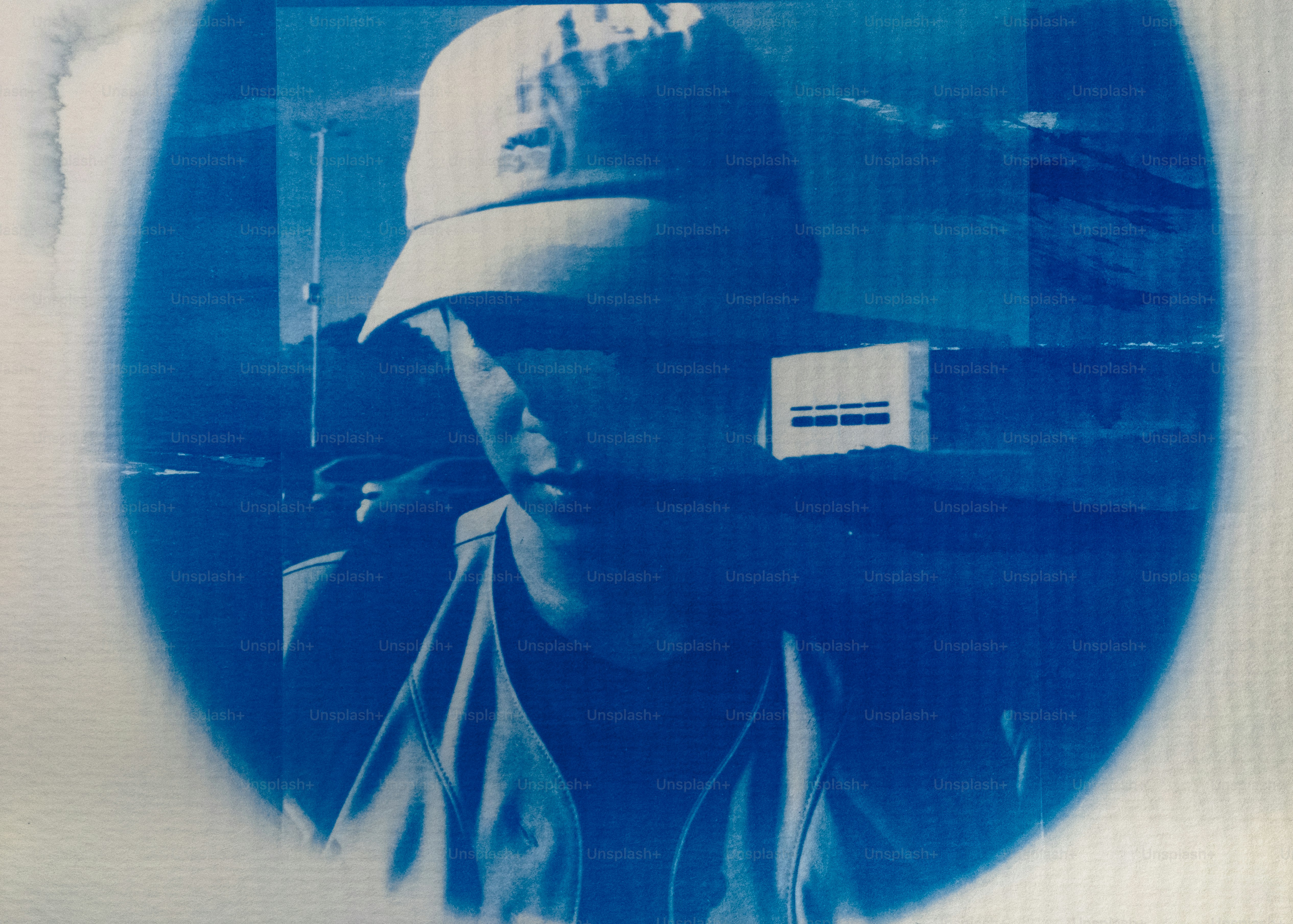 Una persona con un cappello è raffigurata in questa foto