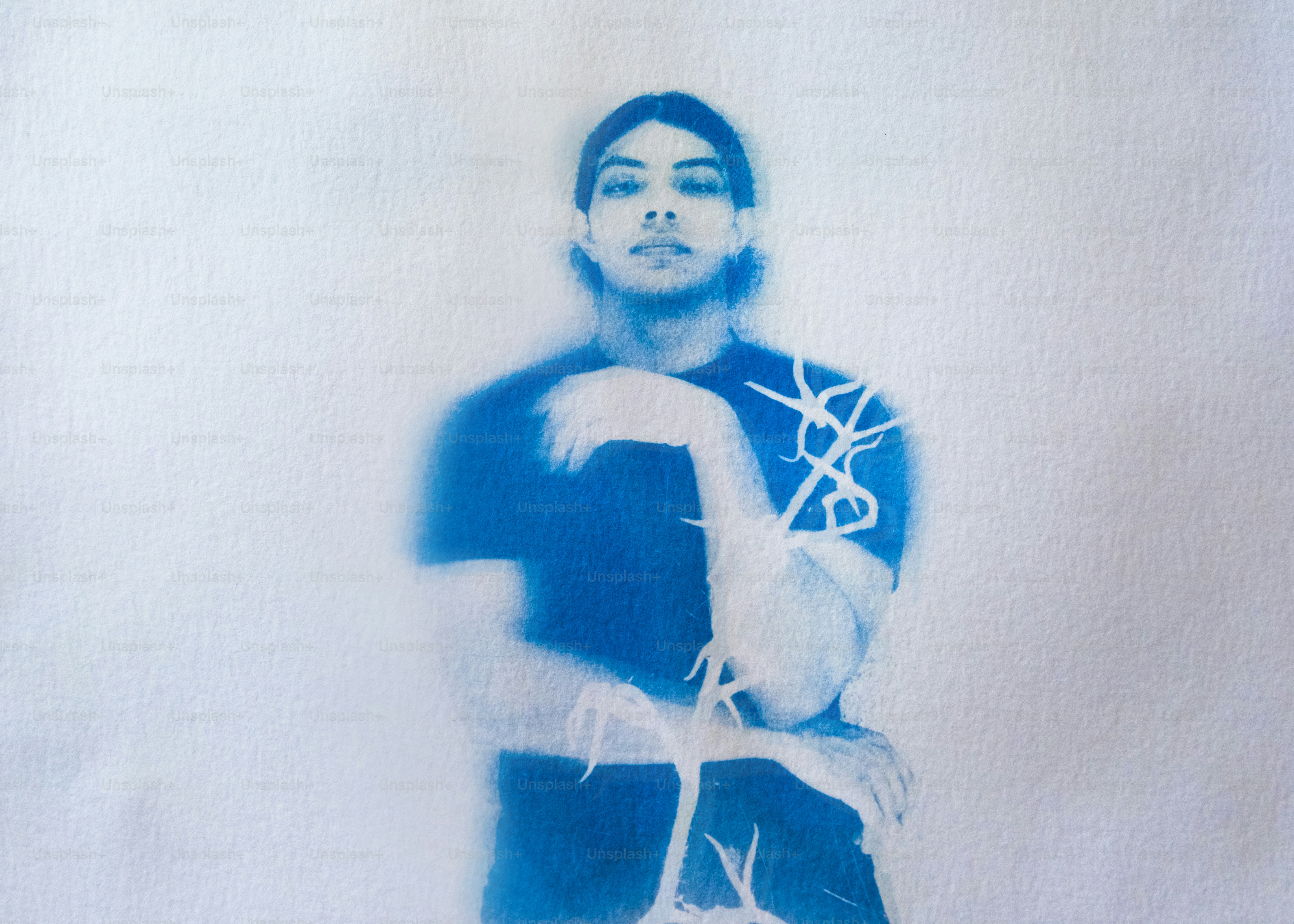 Portrait d’une personne en silhouette bleue