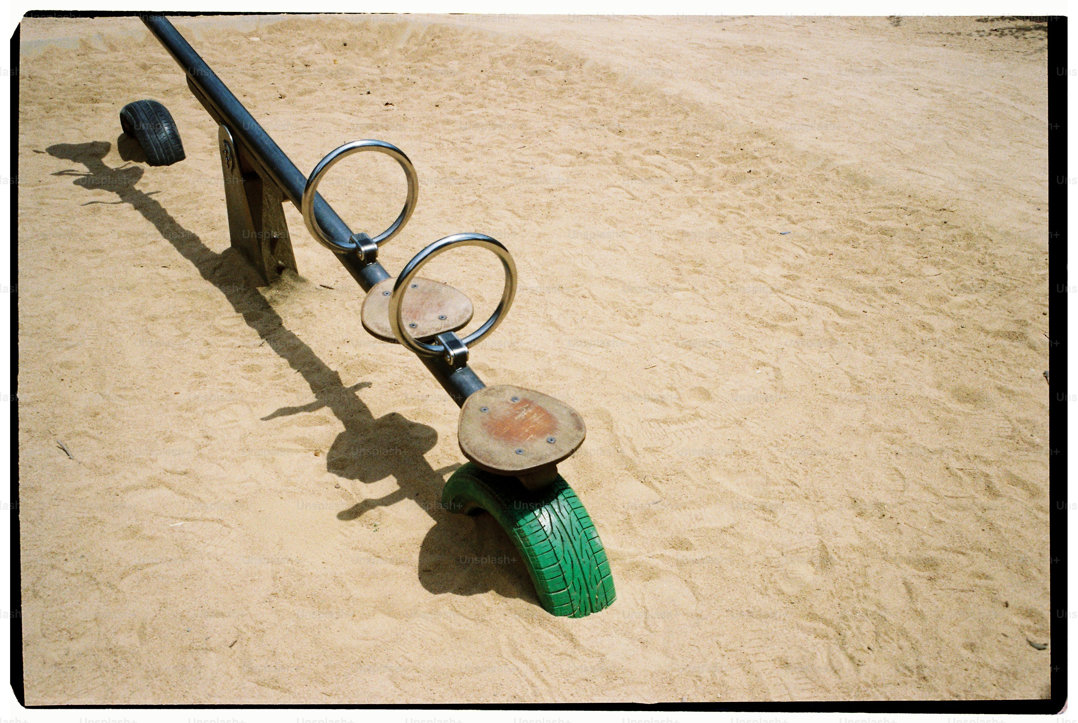 砂浜の遊び場にはシーソーが置かれています。