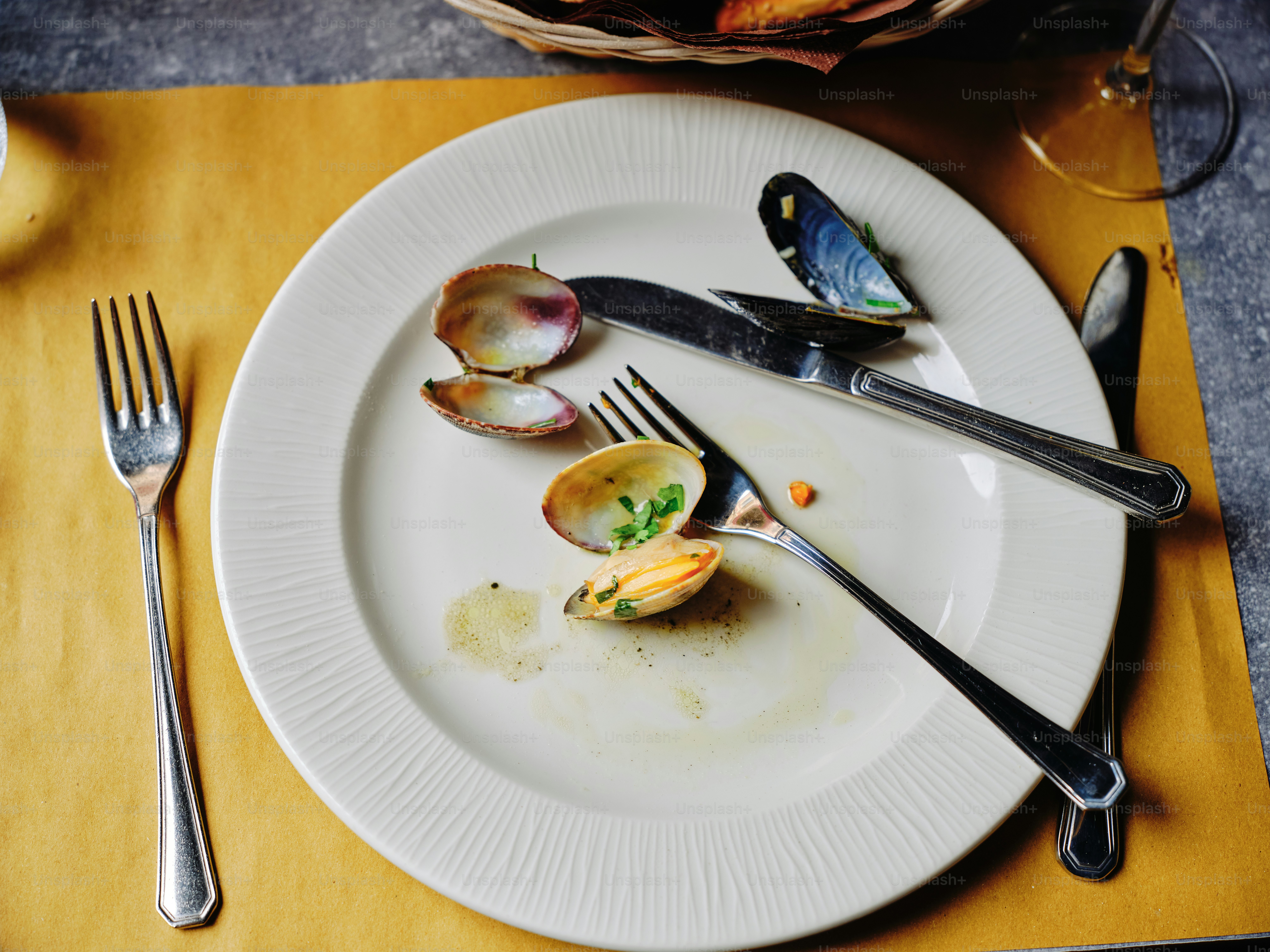 空の皿には海の幸の残骸が見られます。