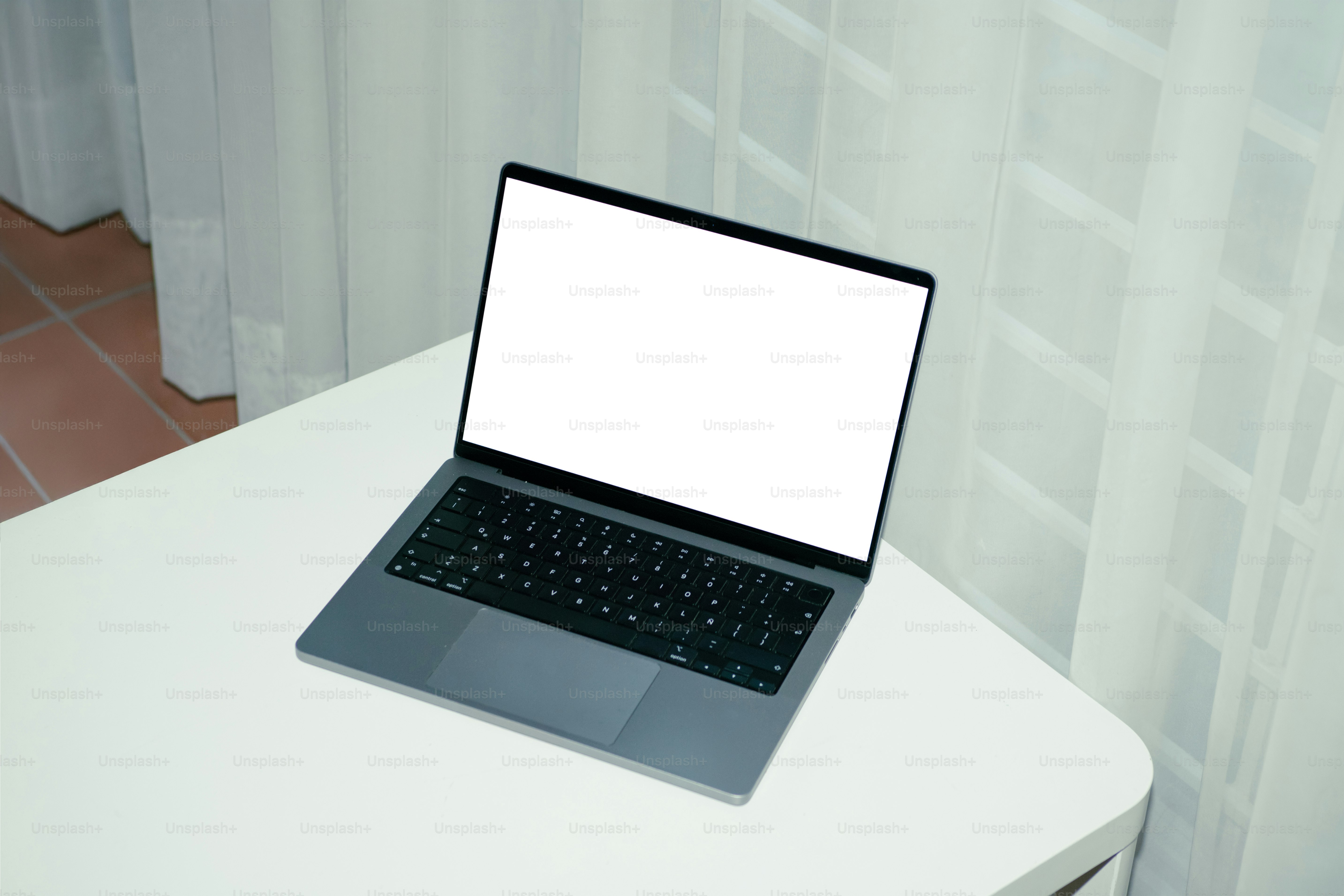 Ordinateur portable avec écran vide sur une table
