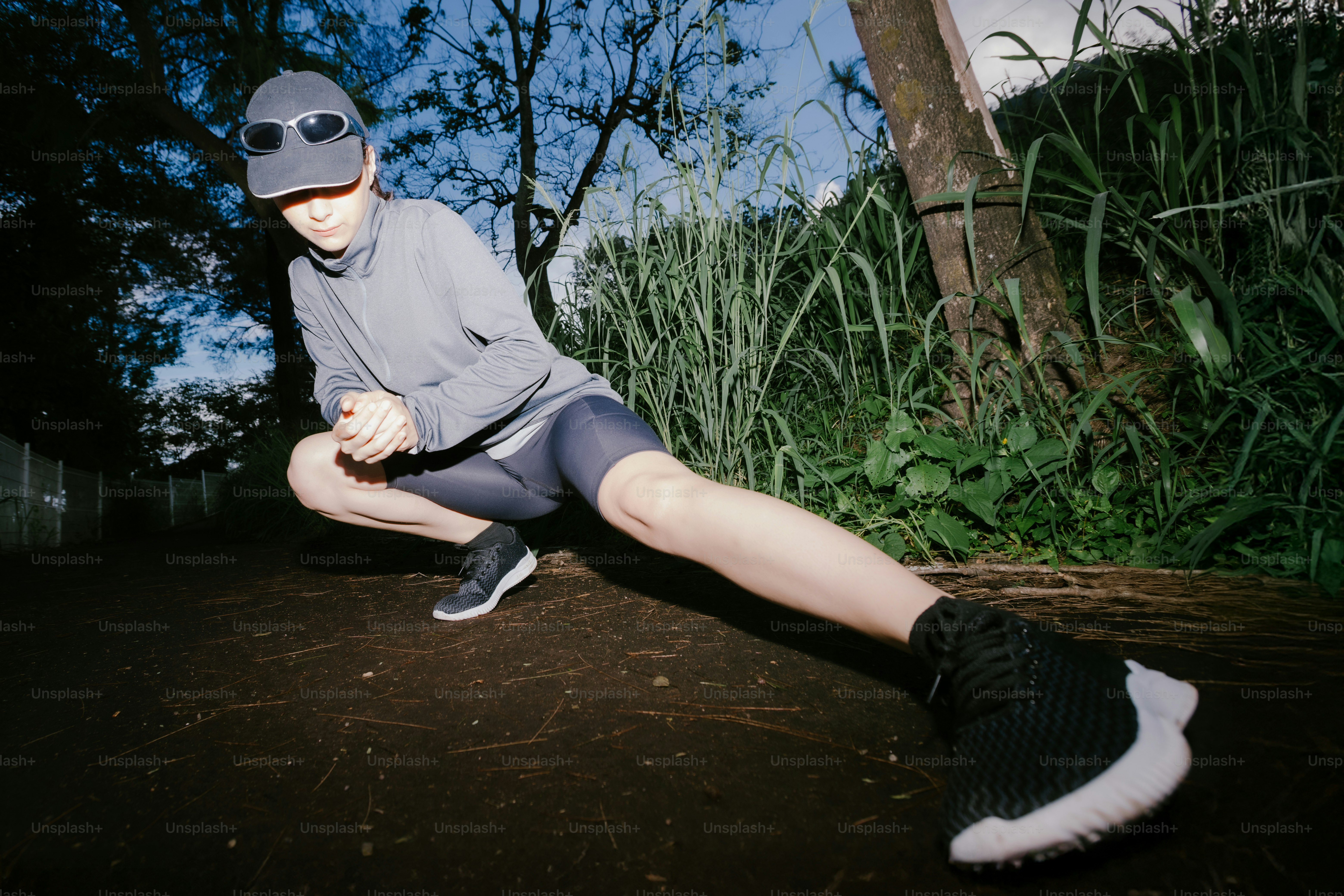 El corredor se estira antes de un entrenamiento al aire libre.