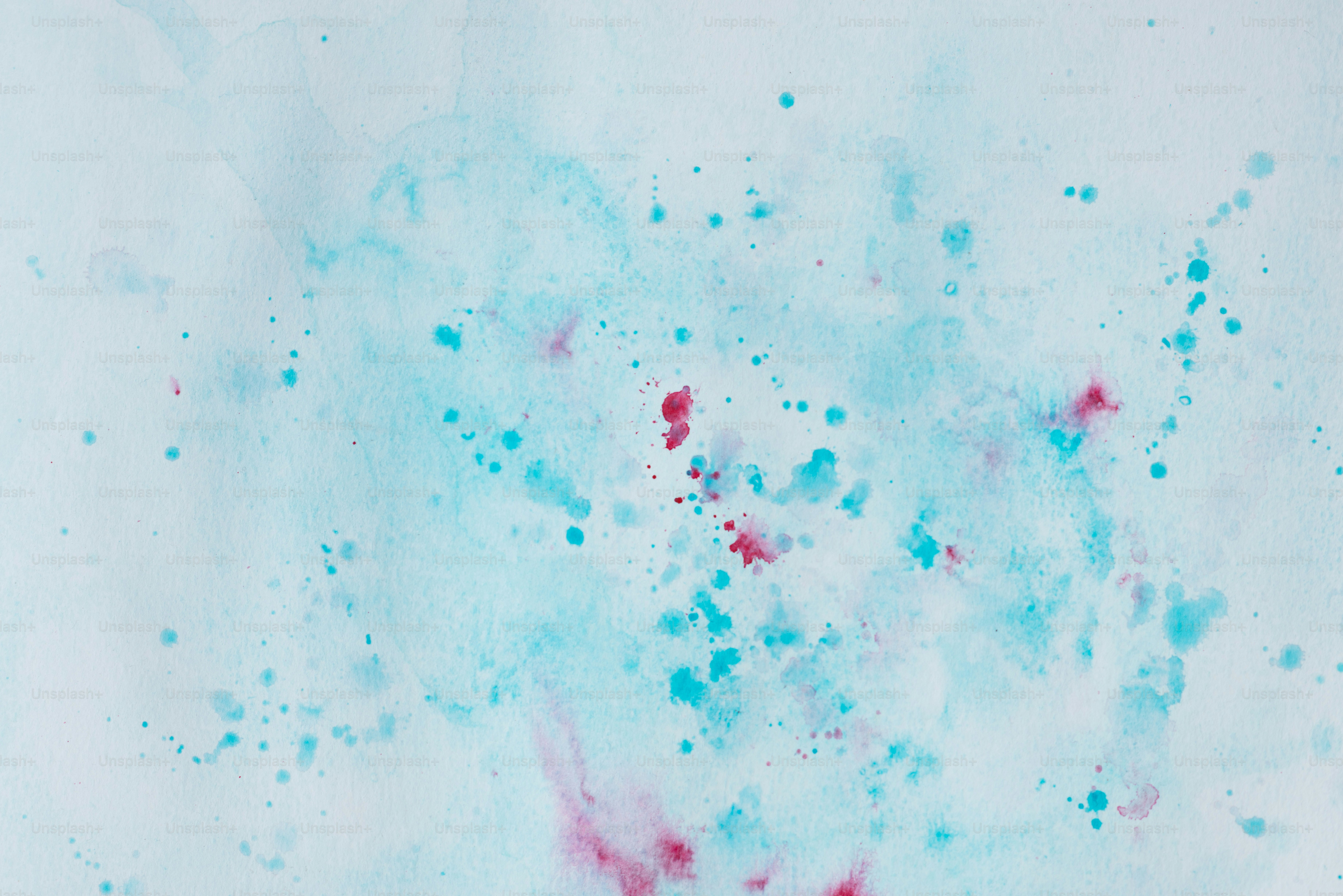 Aquarellfarbenspritzer erzeugen ein abstraktes Design.