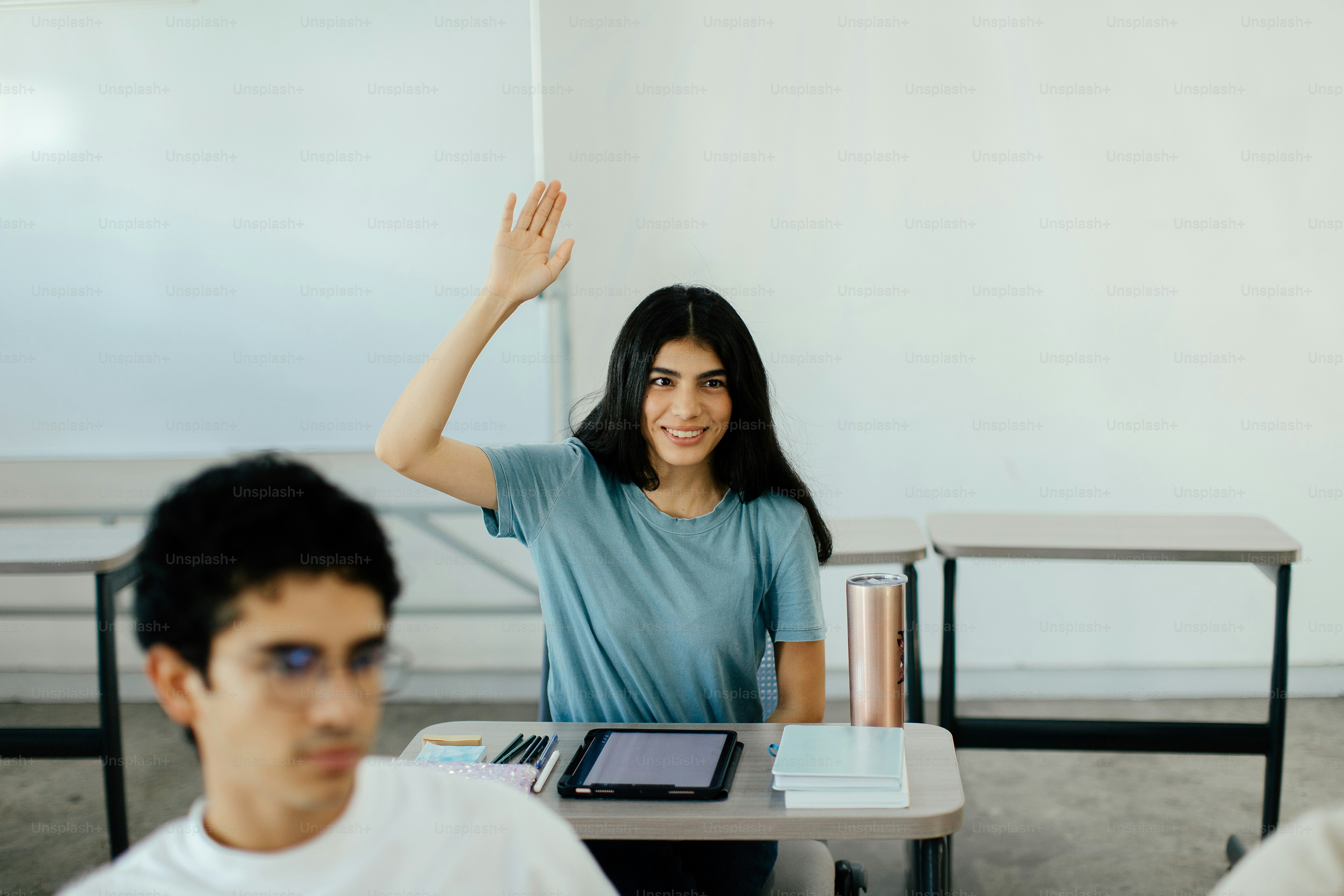 Estudiante levantando la mano — Foto de stock #129285408 © photographee.eu, image size:3000x2000
