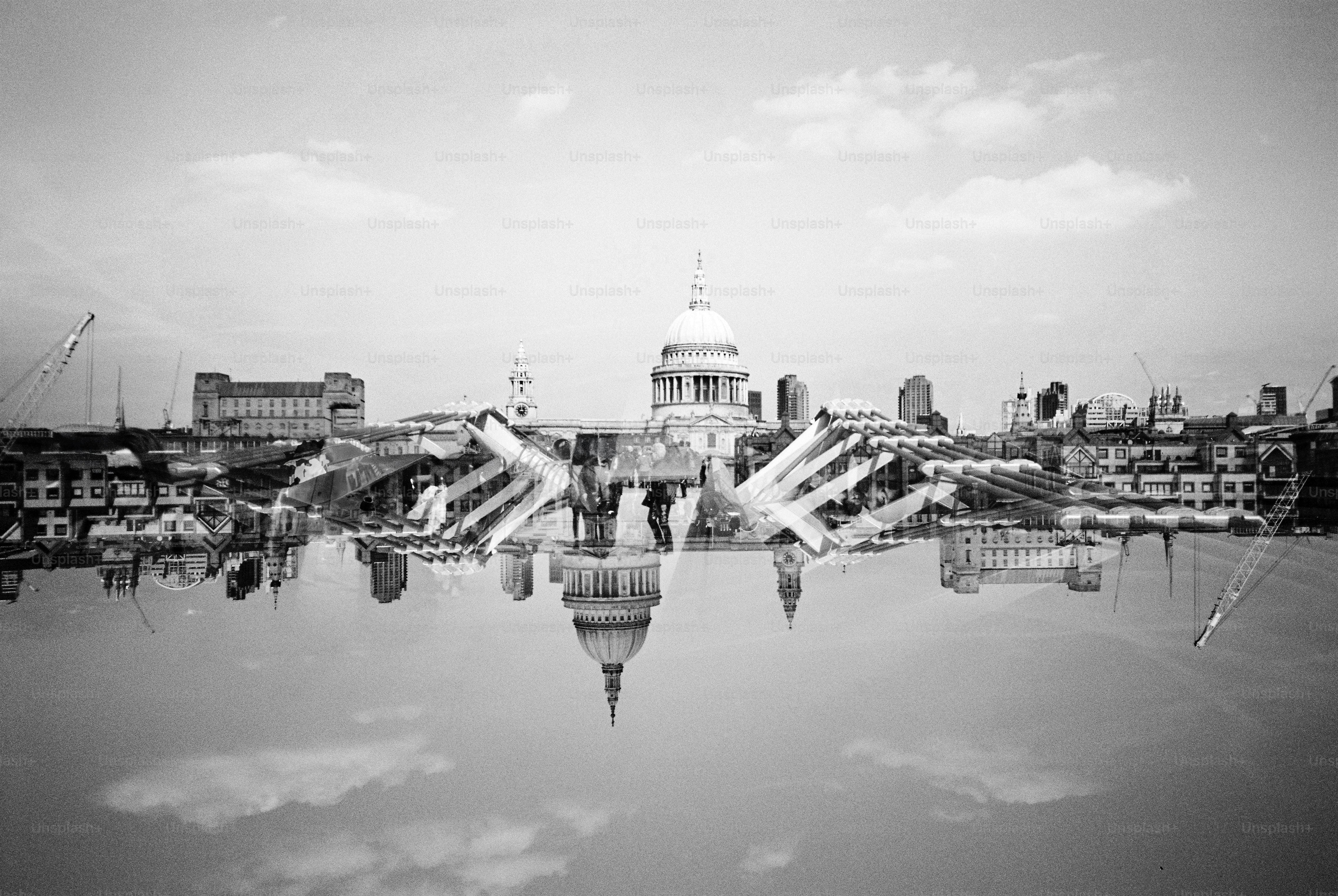 Le reflet d’une ville dans des eaux calmes.