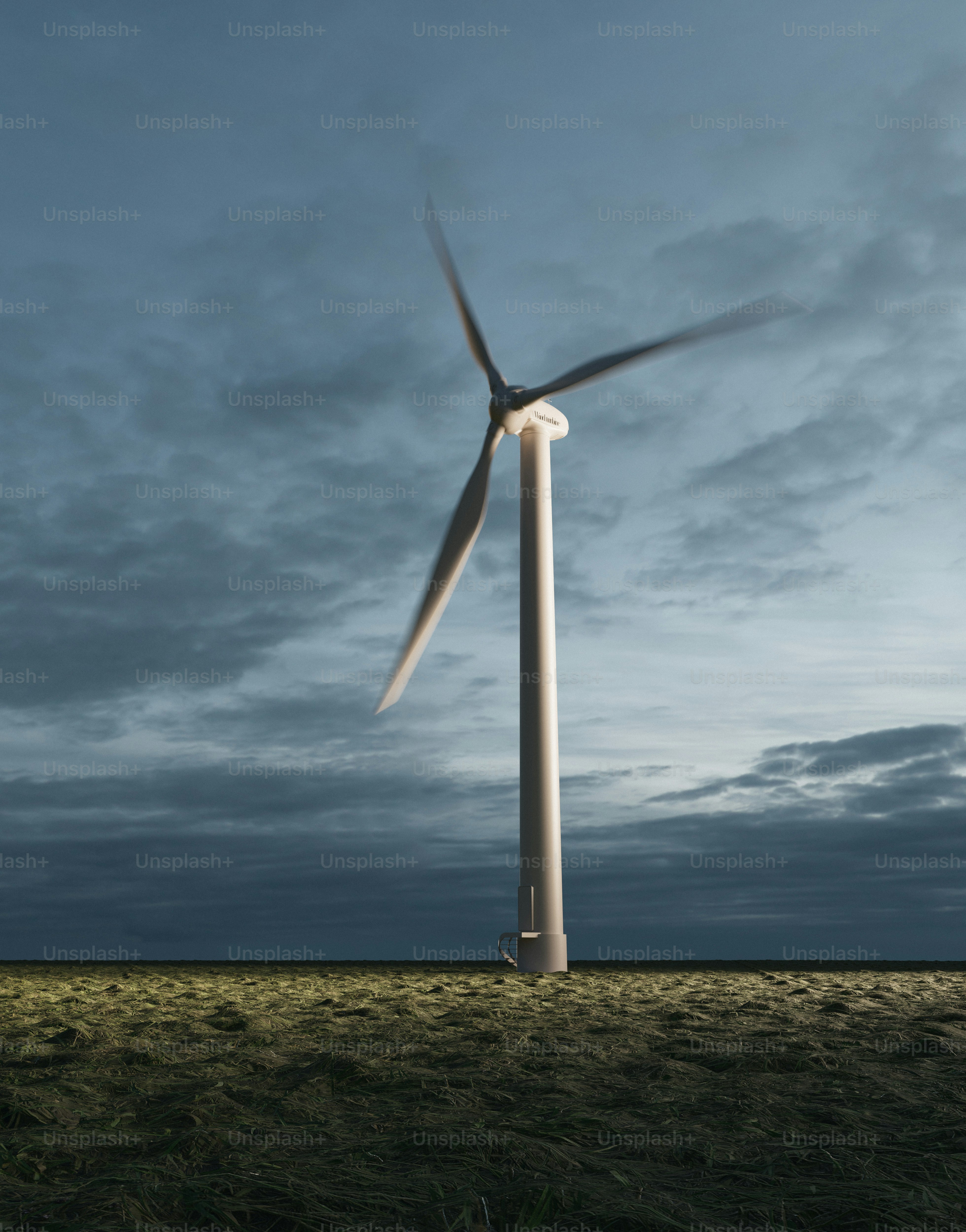 Une éolienne tourne dans un ciel nuageux.