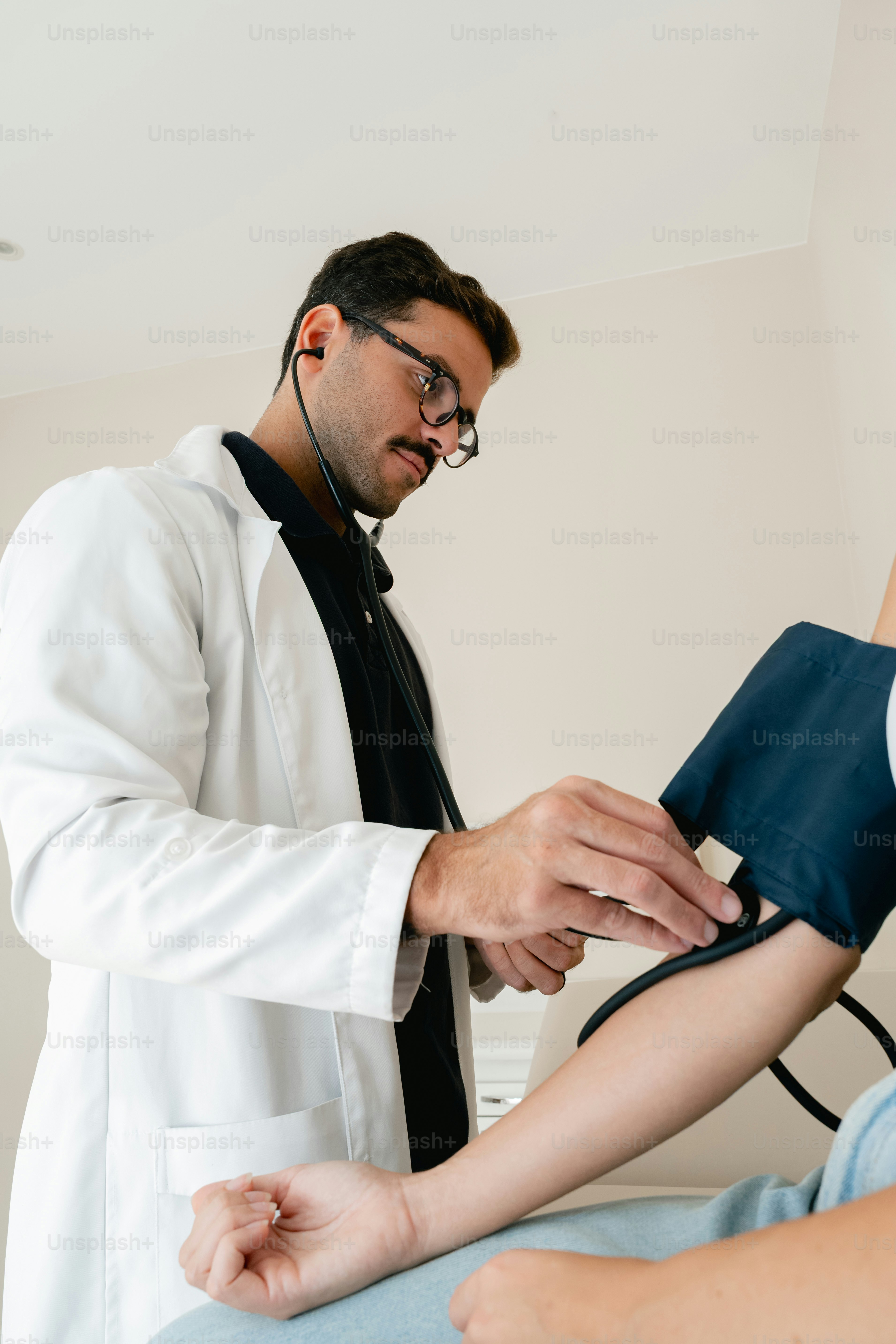 A doctor consults with a smiling patient. photo – Doctor Image on Unsplash
