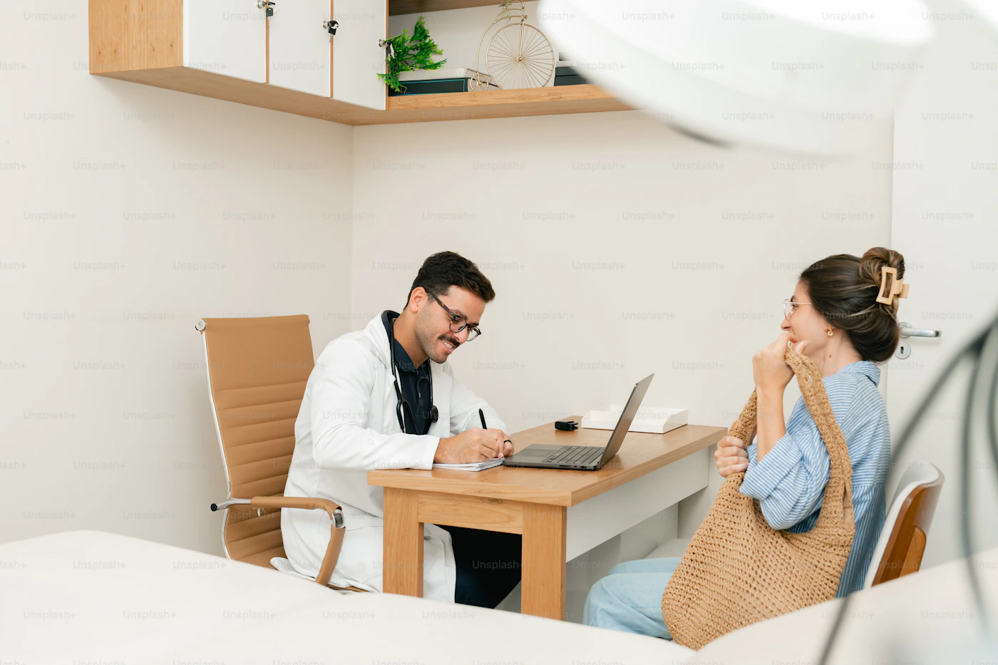 Arzt begrüßt einen Patienten als Symbol für professionelle Unterstützung bei Tabakabhängigkeit