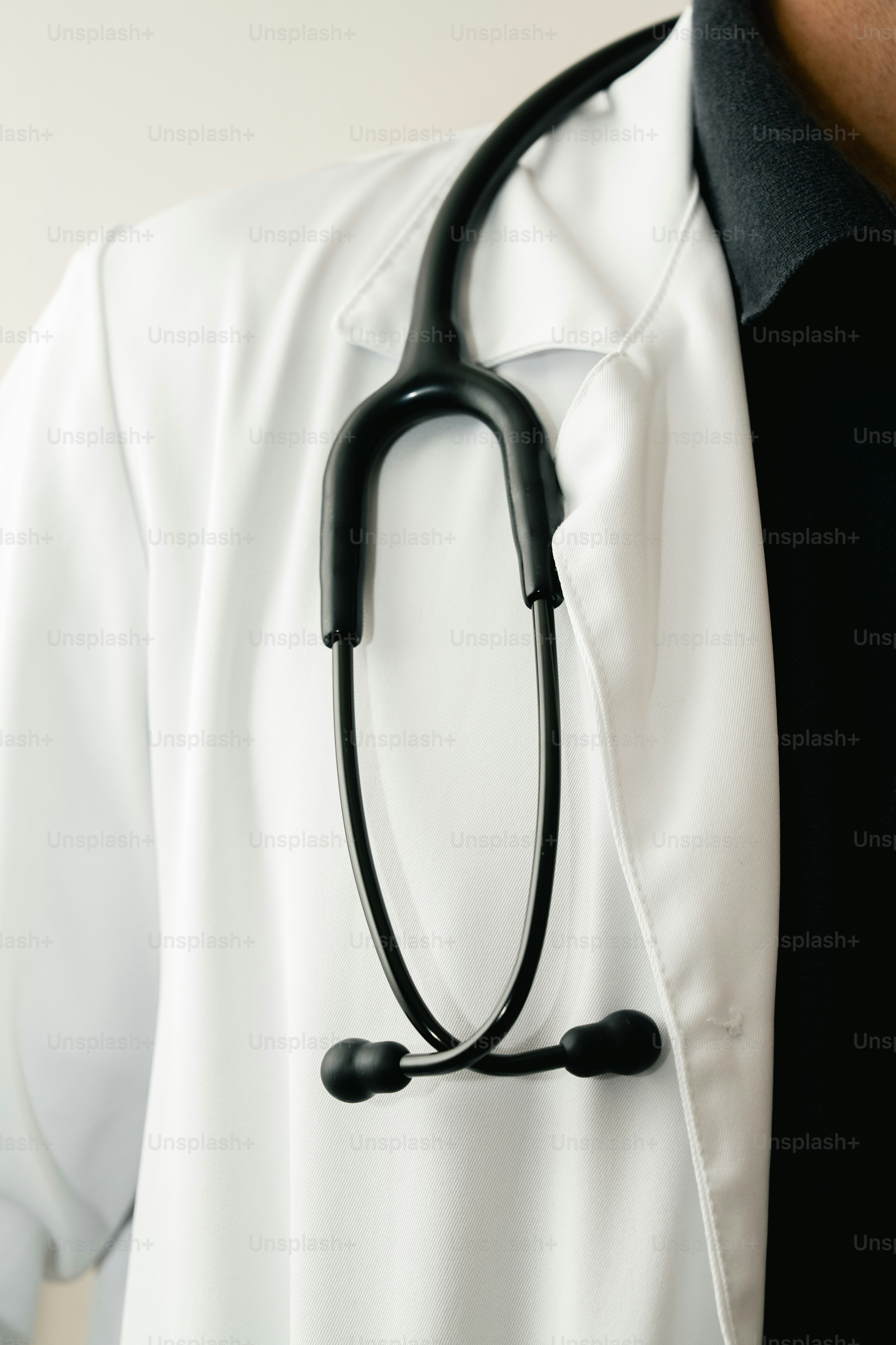 Une blouse blanche de médecin avec un stéthoscope.