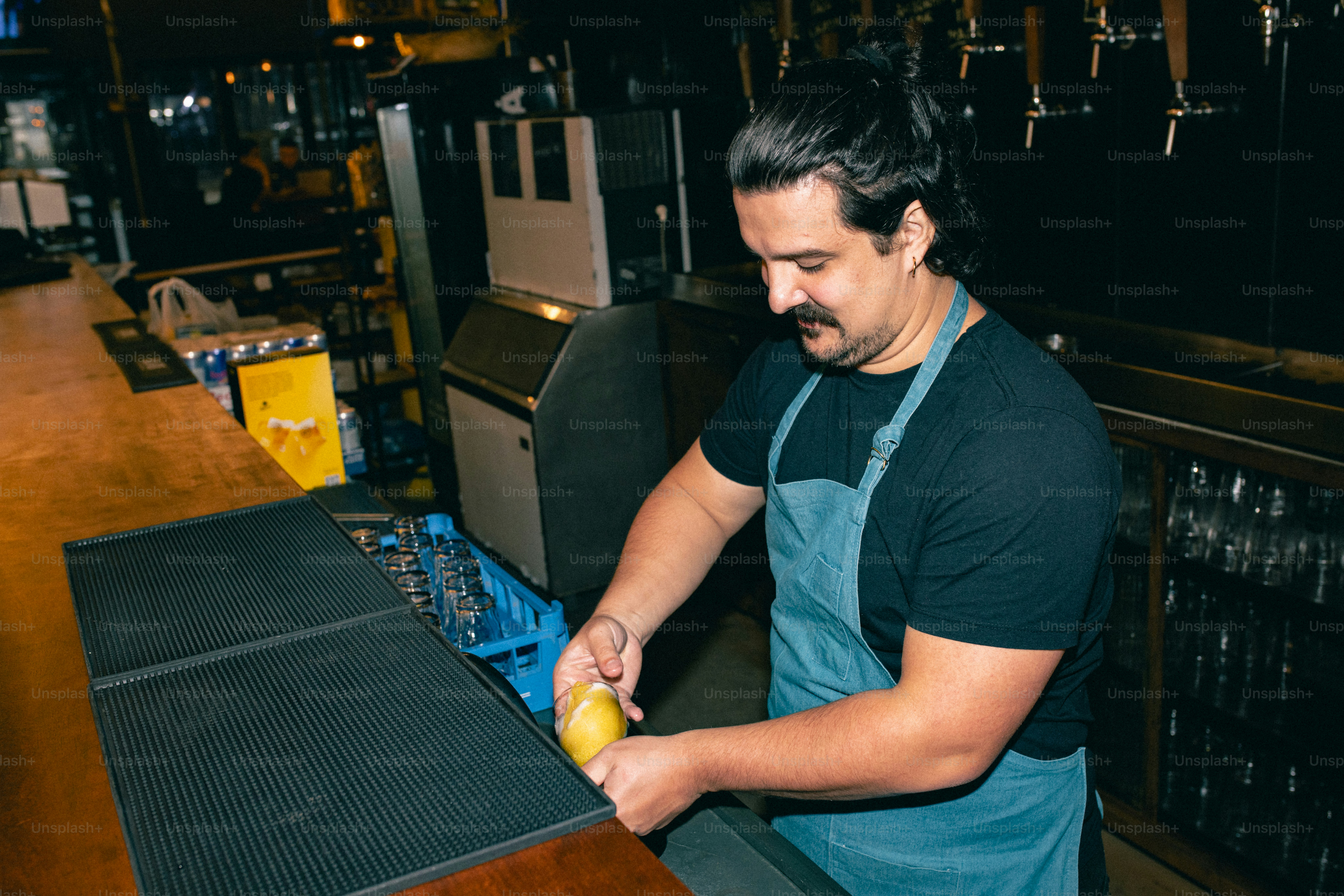 Un barista prepara un limone al bar.