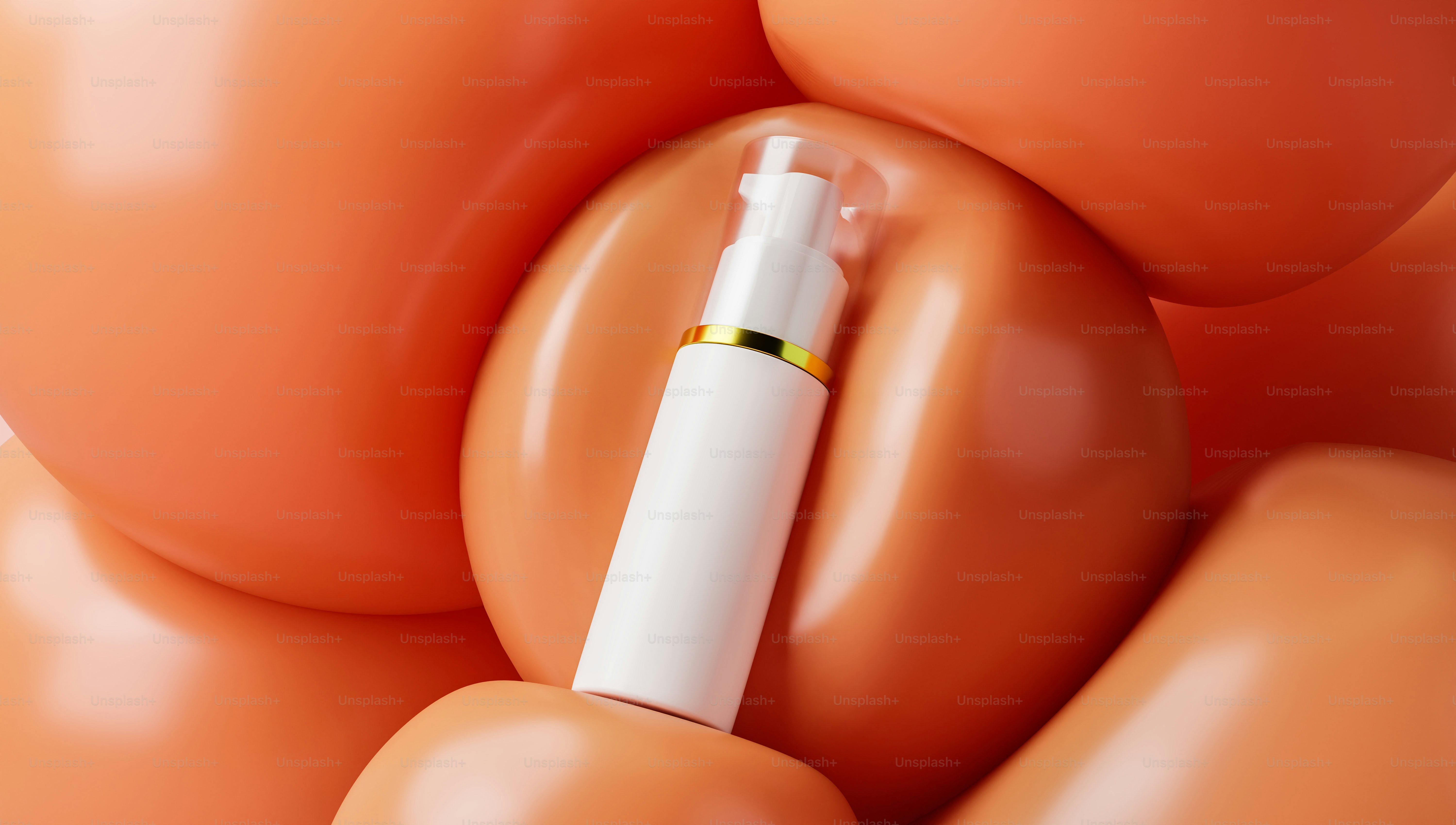 Flacon cosmétique reposant parmi des formes oranges.