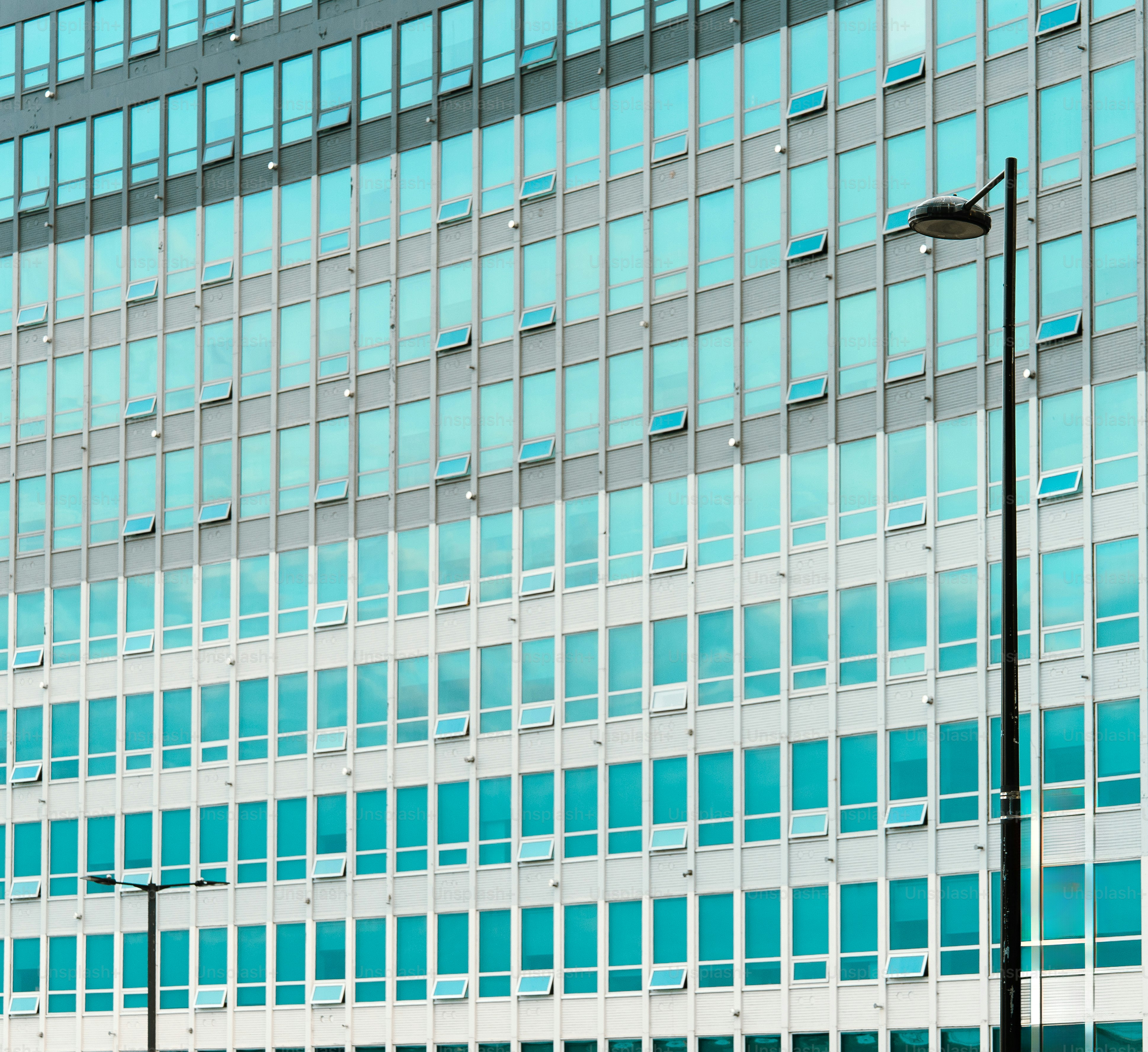 Edificio moderno con muchas ventanas que reflejan el cielo. foto ...