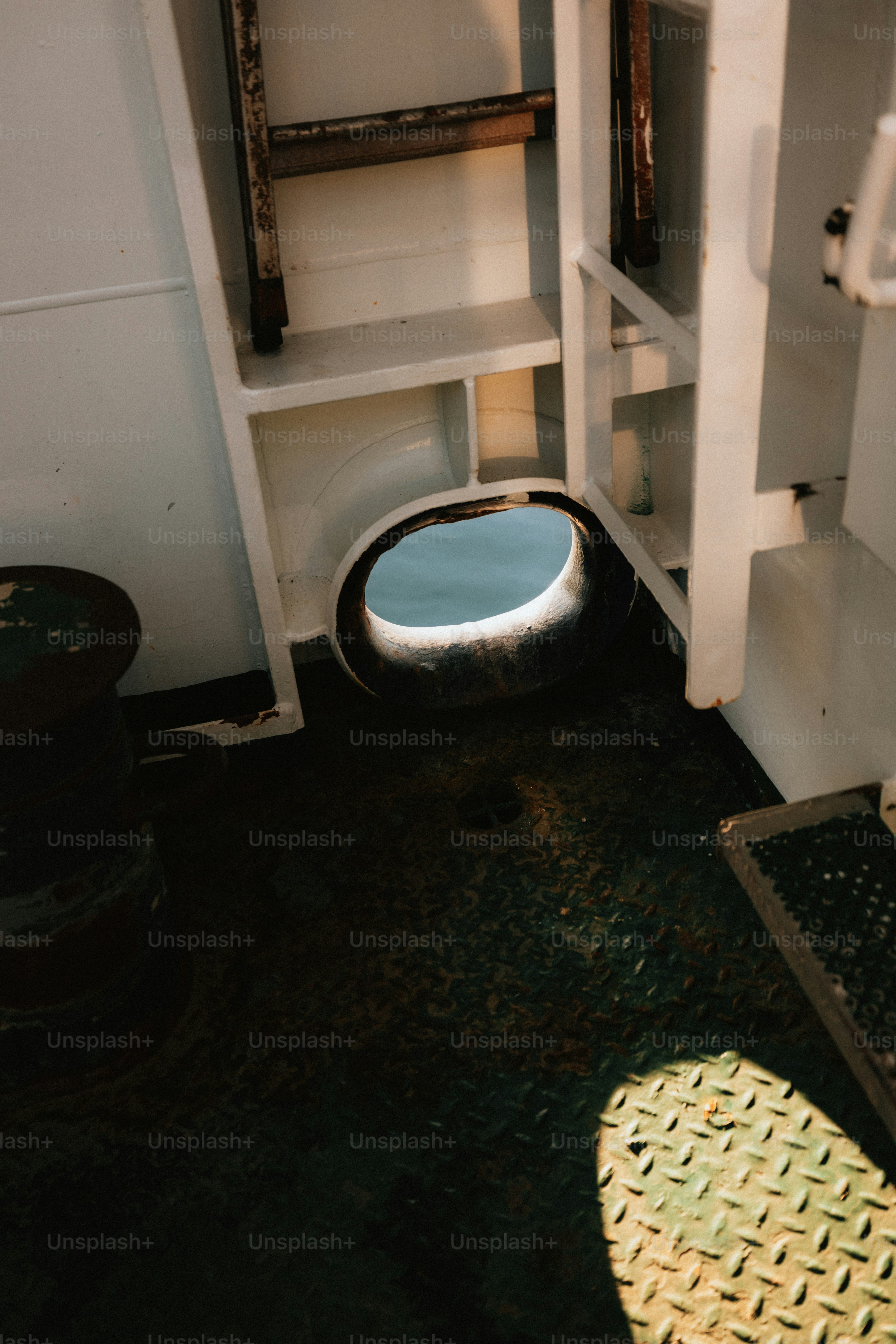 Vue par un trou circulaire sur un bateau