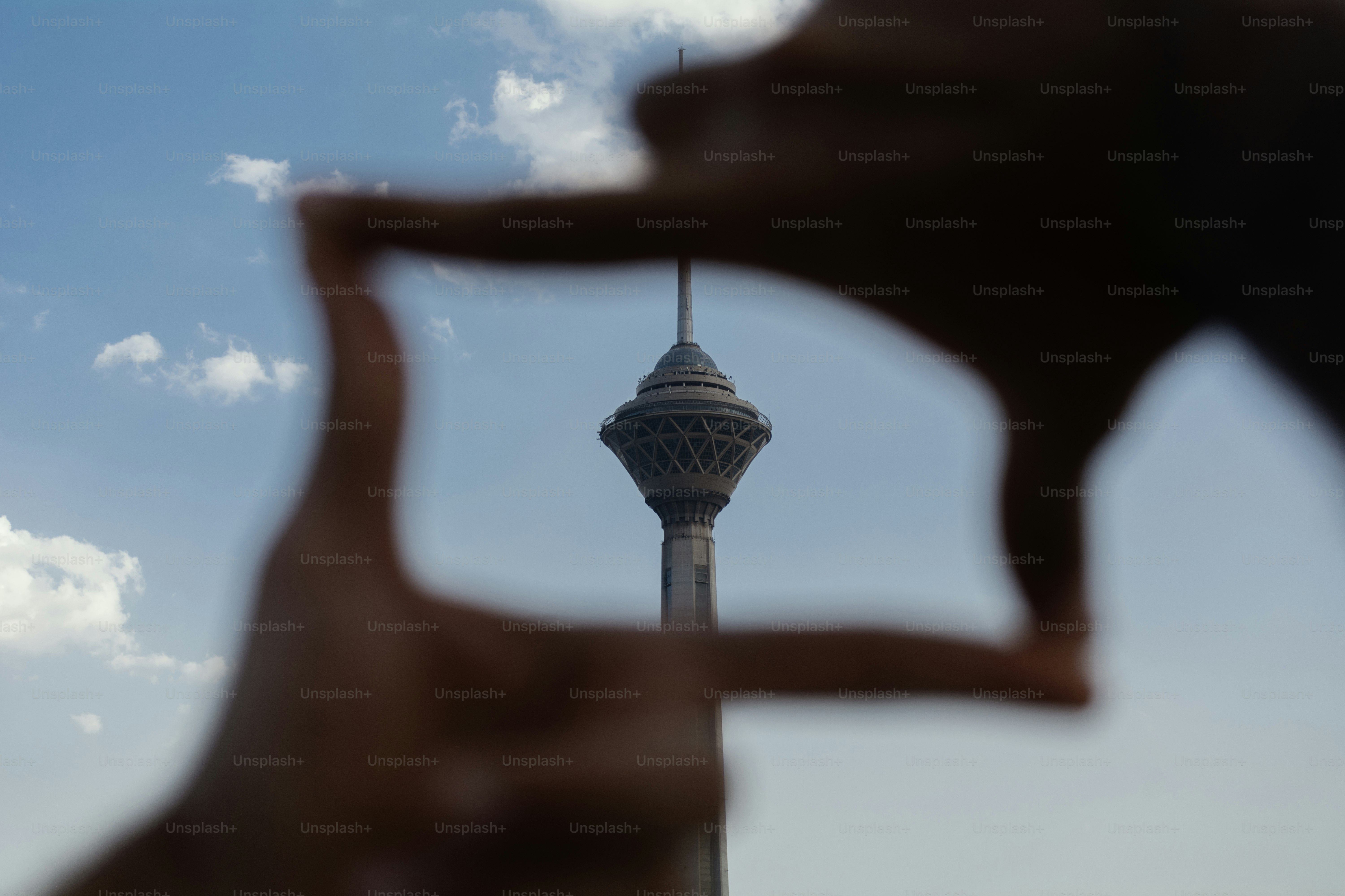 Las manos enmarcan una vista de la torre.