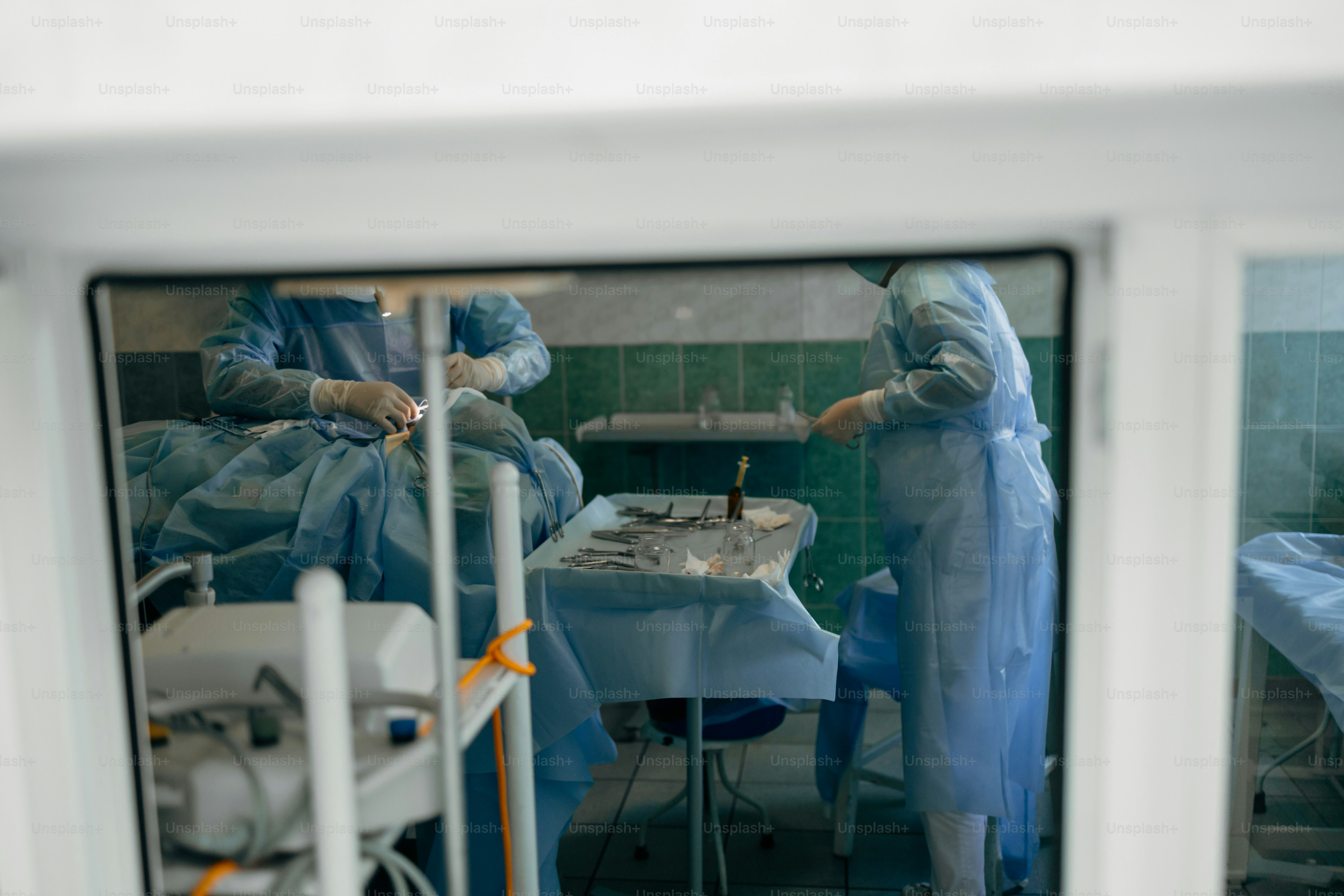 Chirurgen führen einen Eingriff in einem Operationssaal durch.