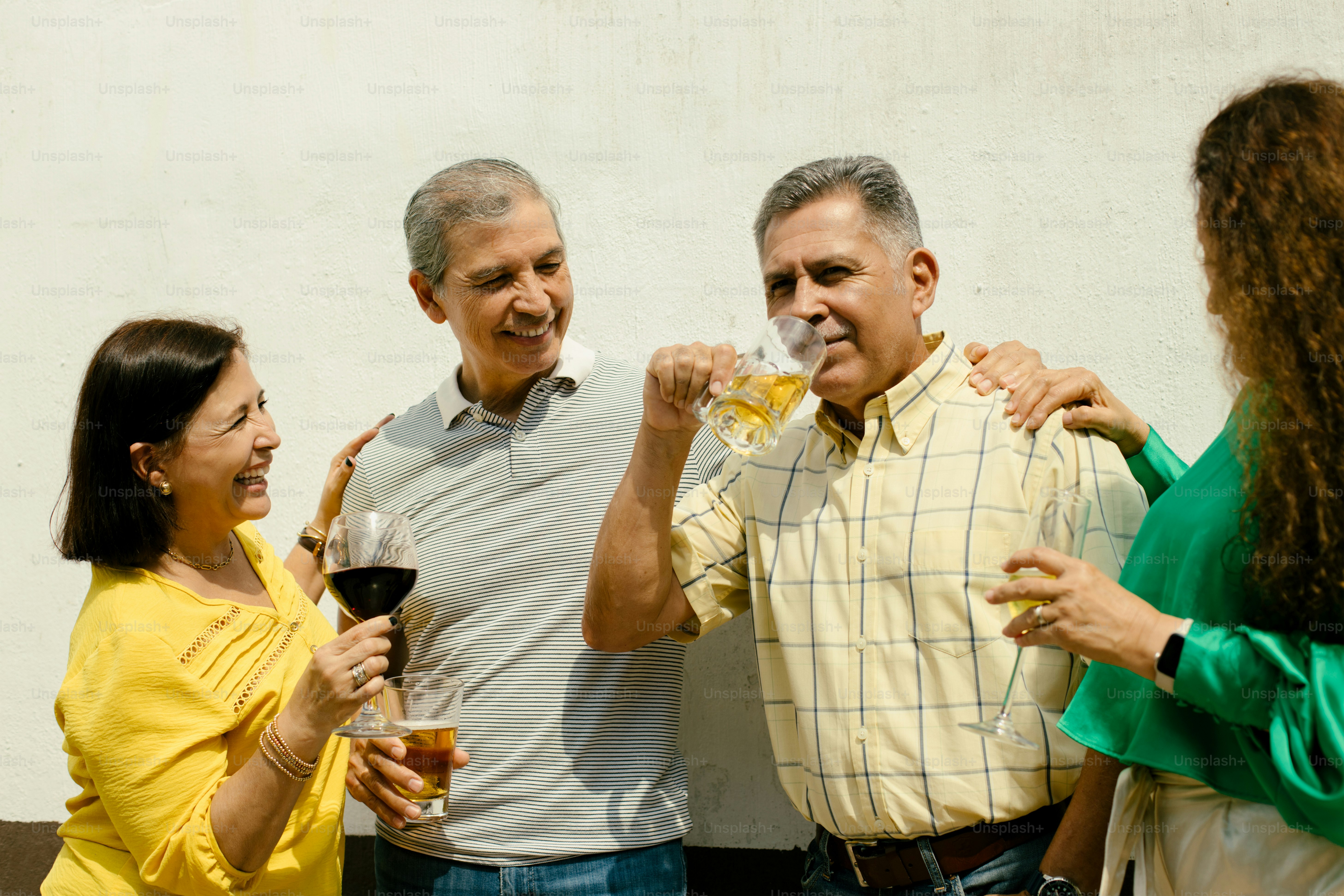 친구들은 야외에서 함께 맥주와 와인을 마시고 있습니다.