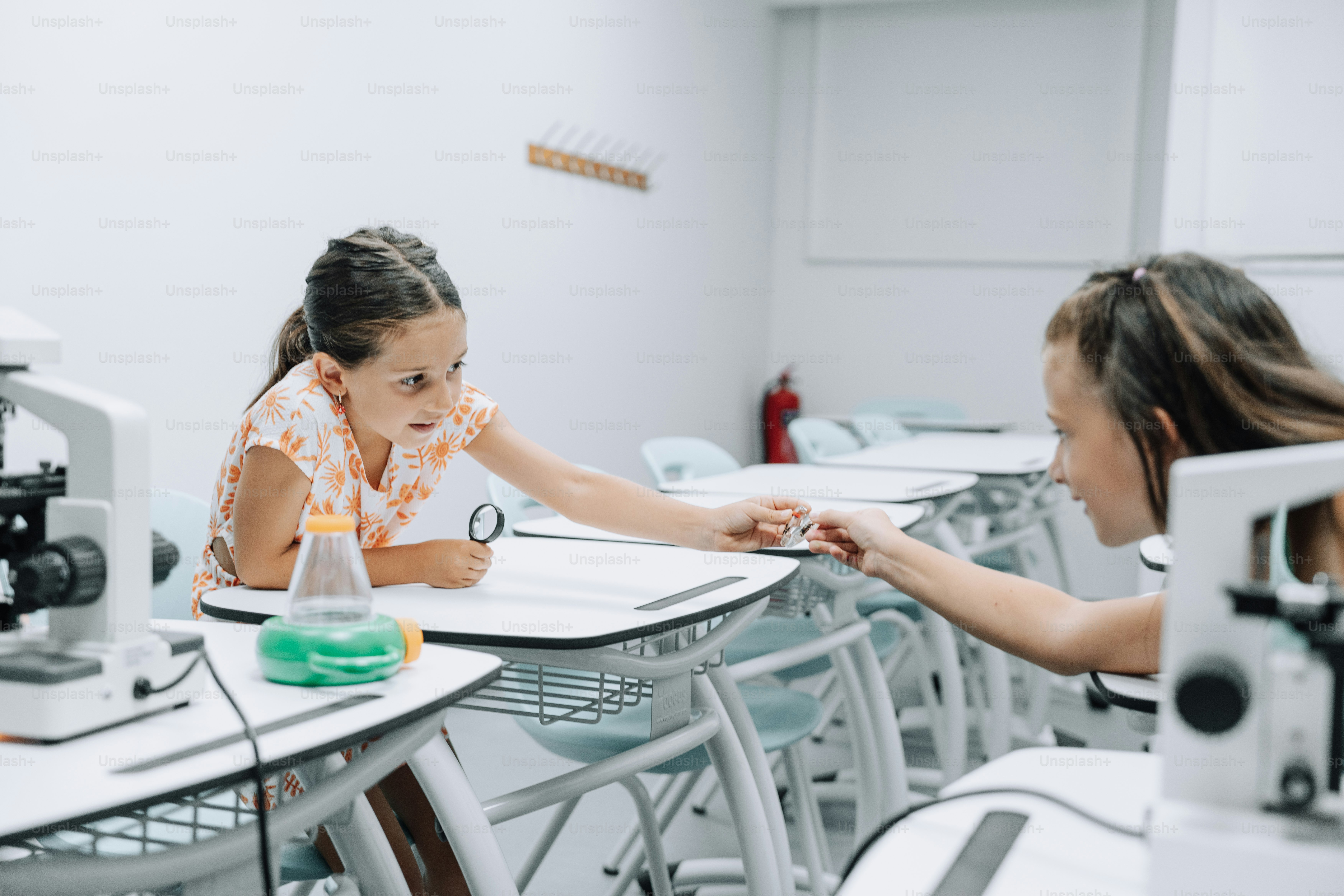 Children are doing a science experiment in a lab.