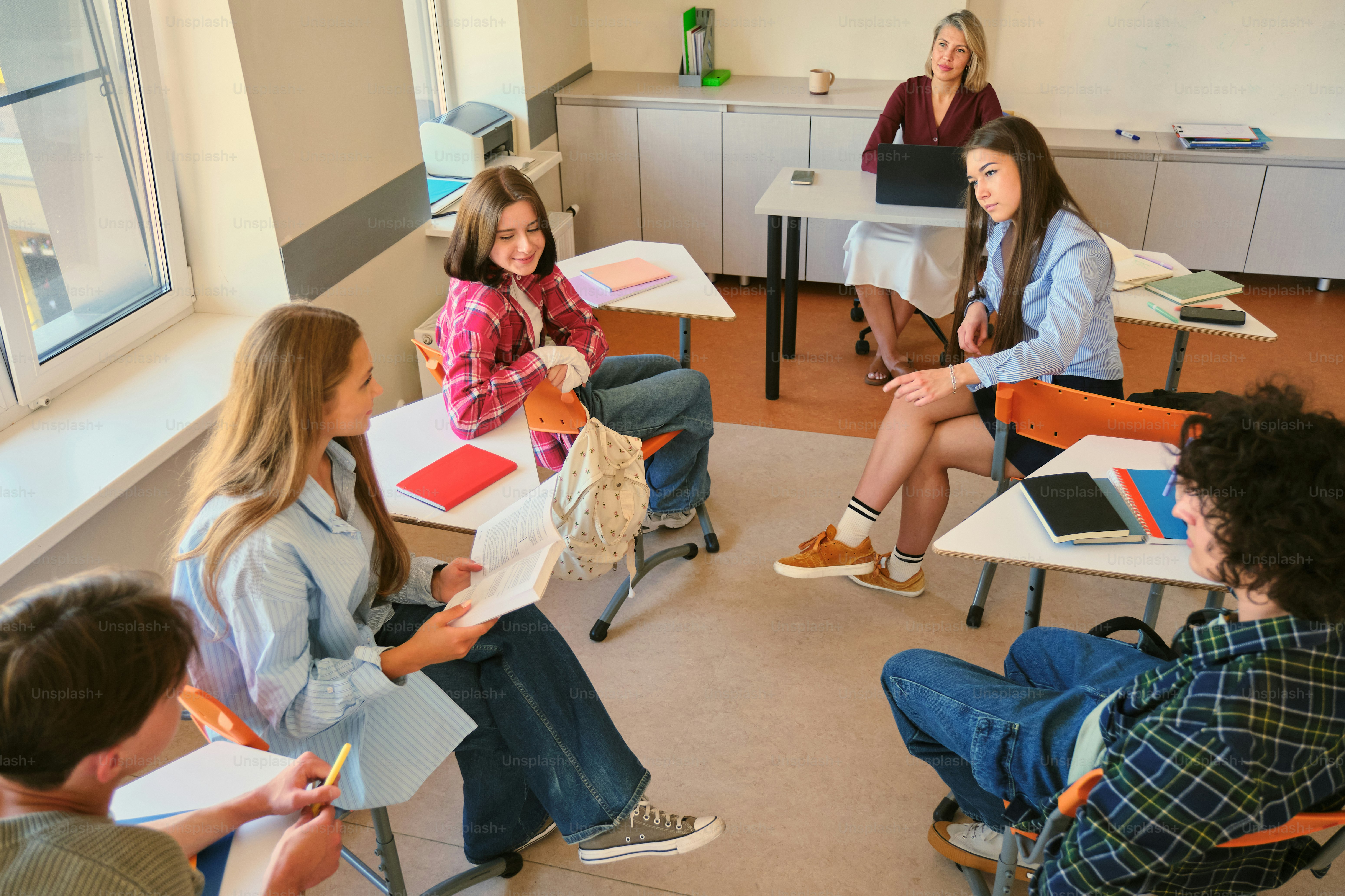 학생들은 선생님과 함께 교실에 앉아 있습니다. 사진 – Unsplash의 교육 이미지, image size:3000x2000