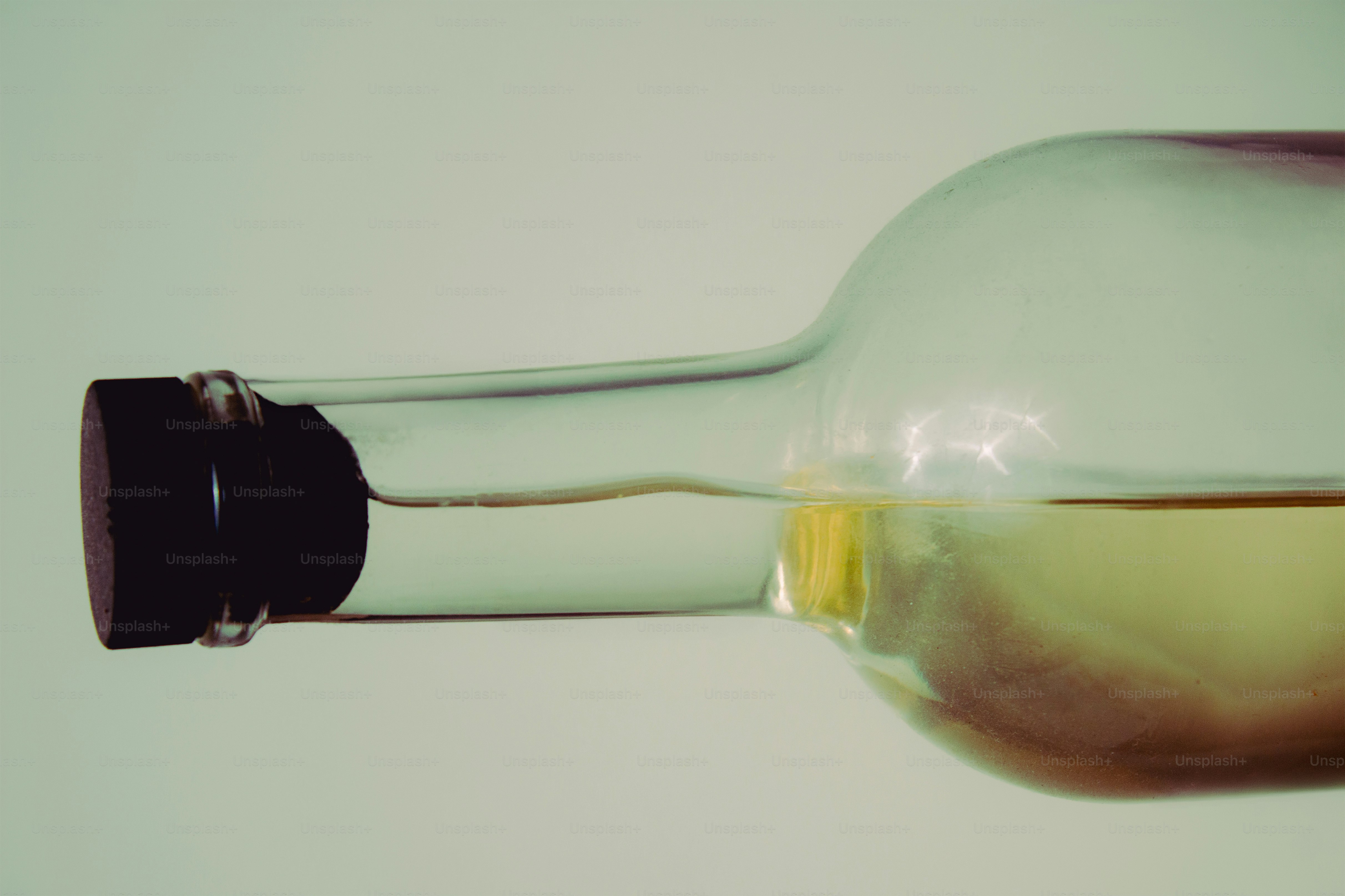 Una bottiglia di vetro parzialmente riempita di liquido.