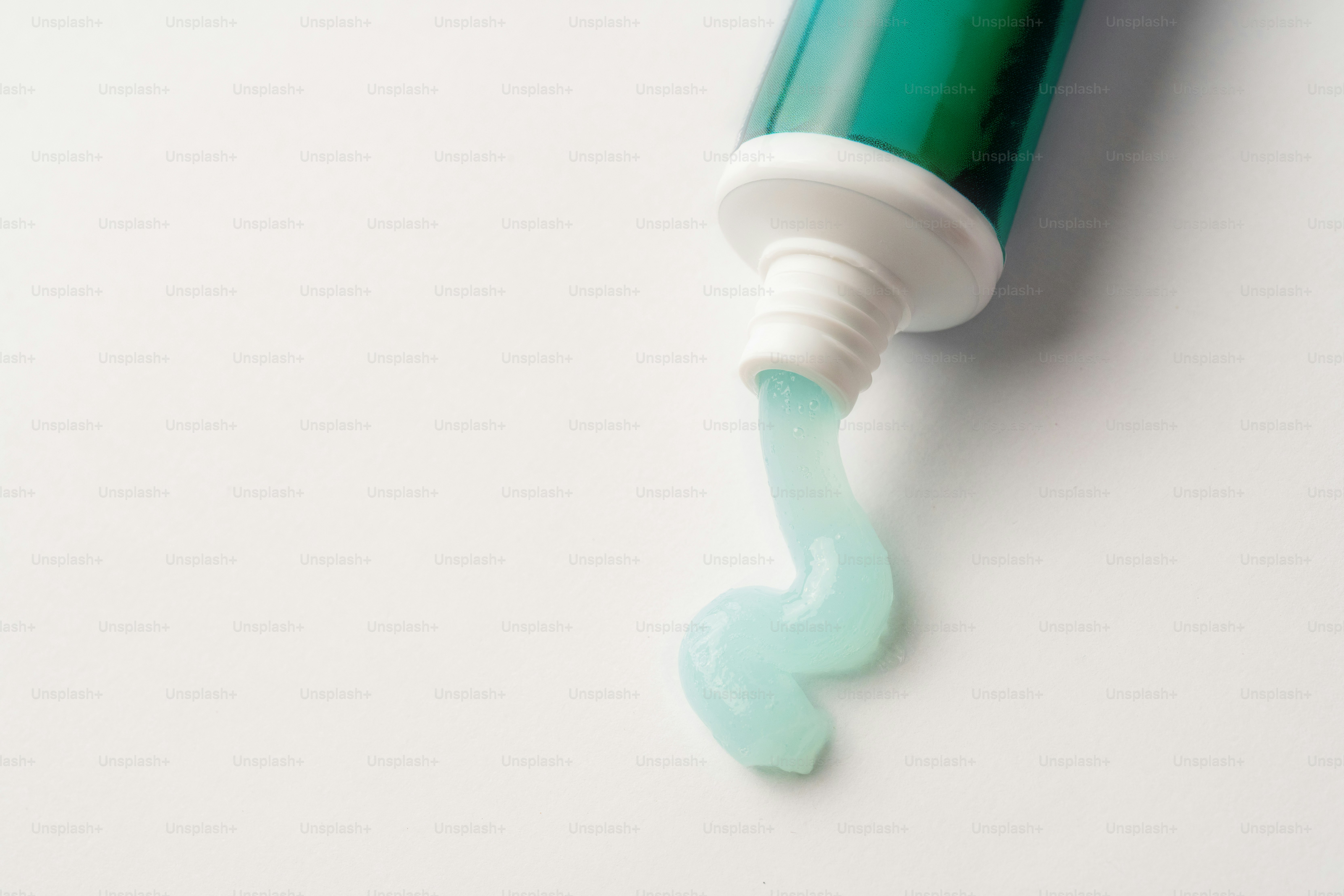 La pasta de dientes sale del tubo.