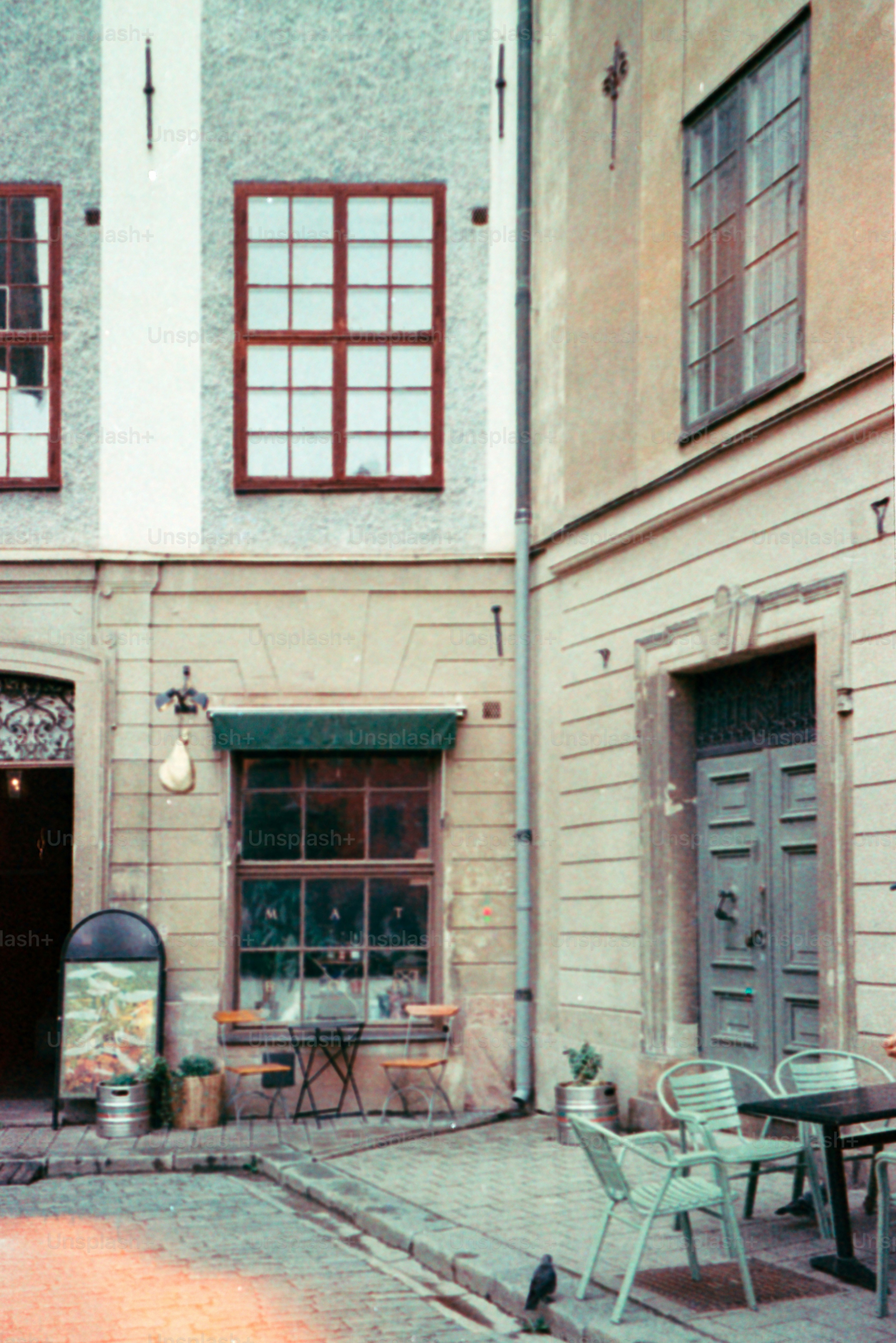 Gebäude umgeben ein kleines Straßencafé.