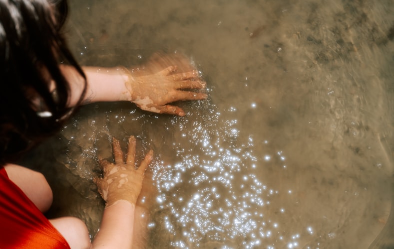 Source d'eau naturelle potentiellement contaminée en randonnée